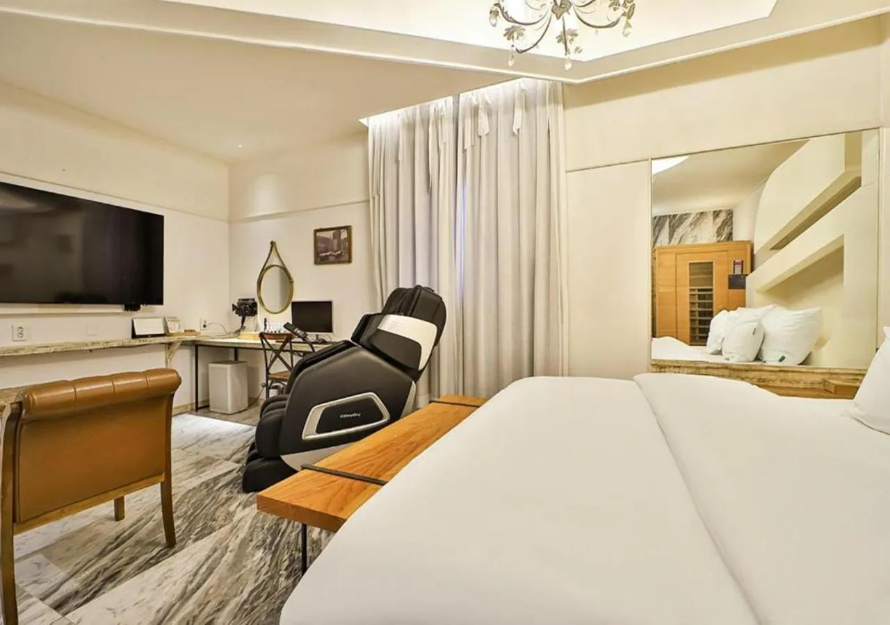 Bed in February Hotel Gimhae