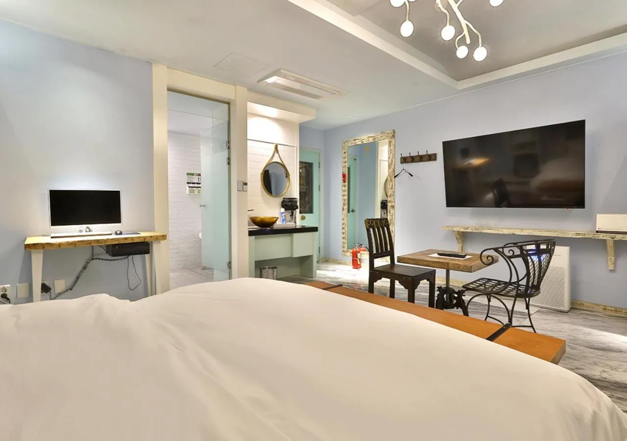 Bed in February Hotel Gimhae