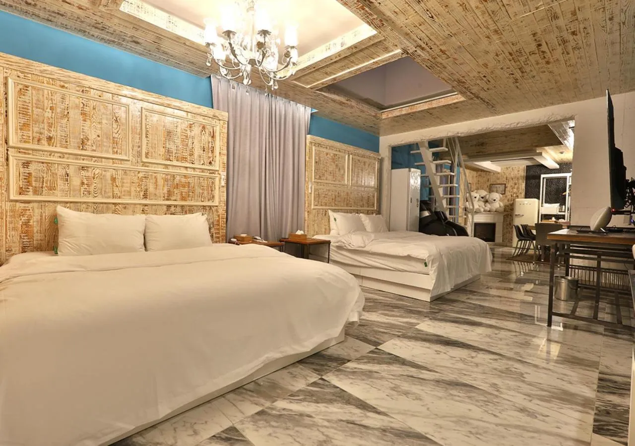 Bed in February Hotel Gimhae