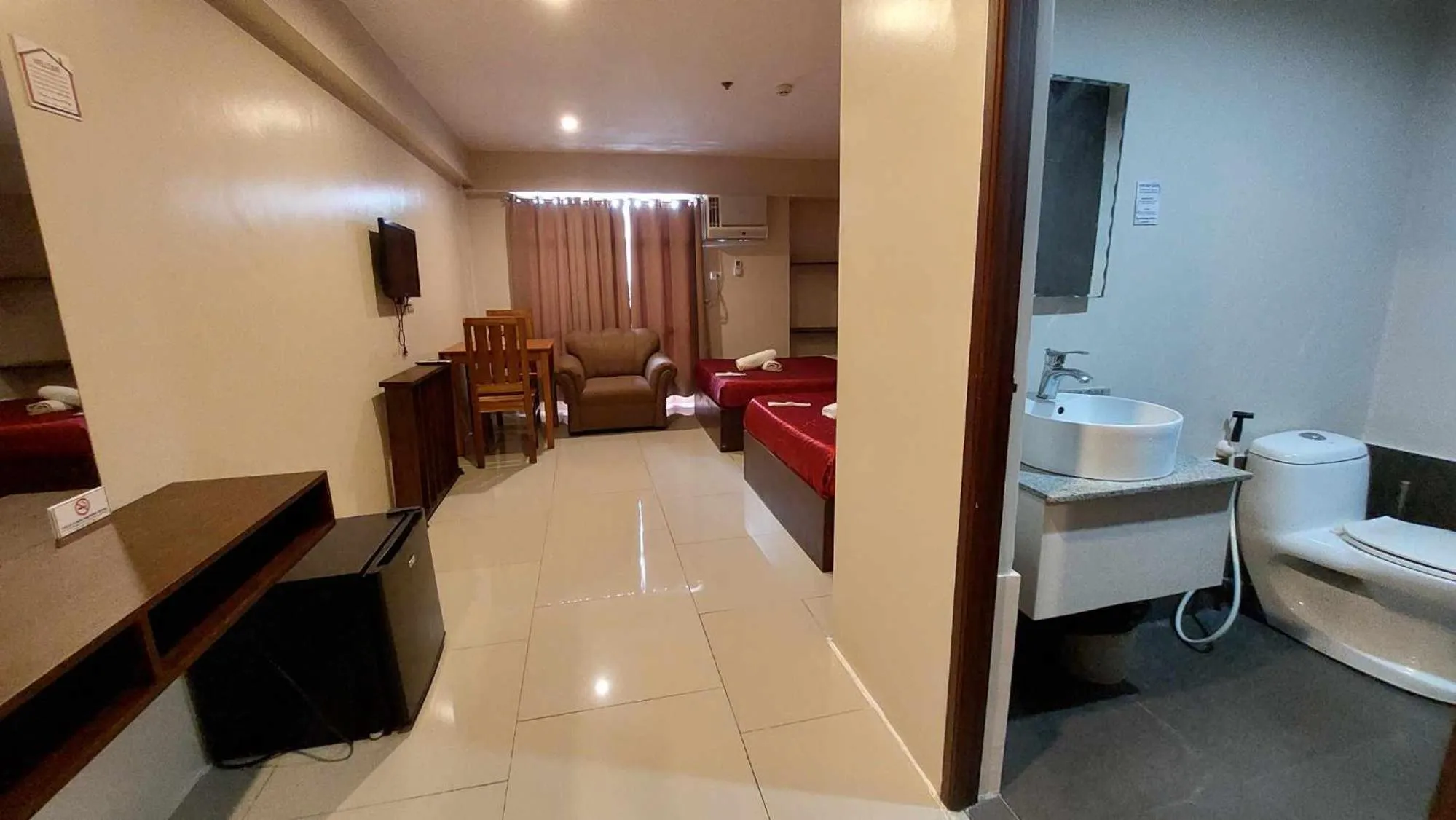 Toilet in Regina Hometel