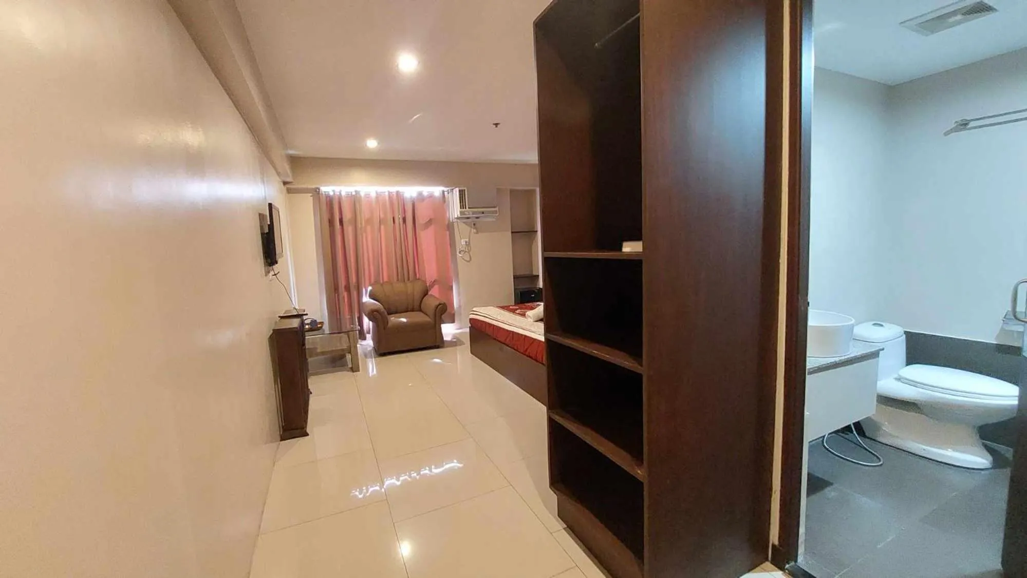 Toilet in Regina Hometel