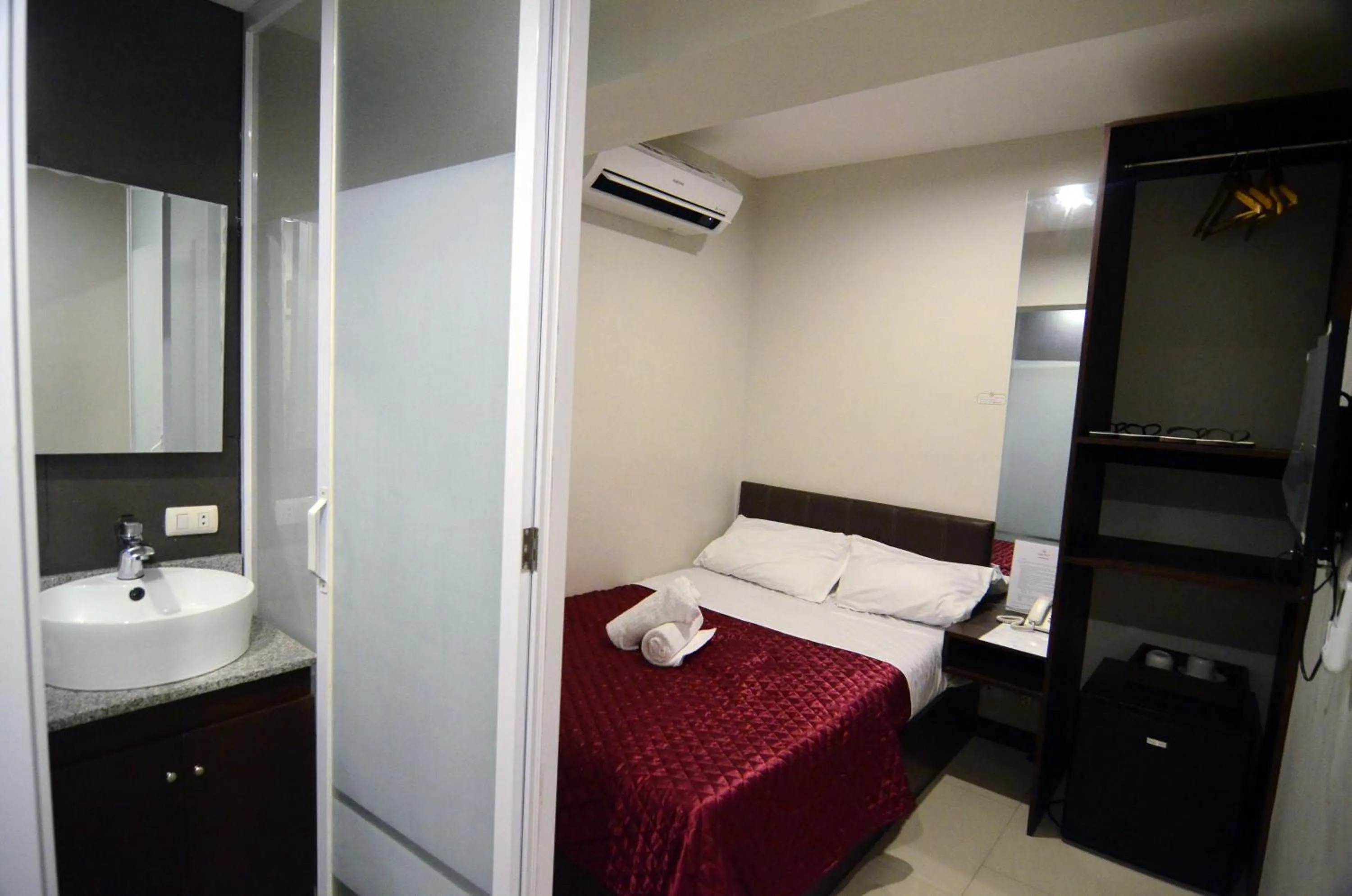 Bed in Regina Hometel