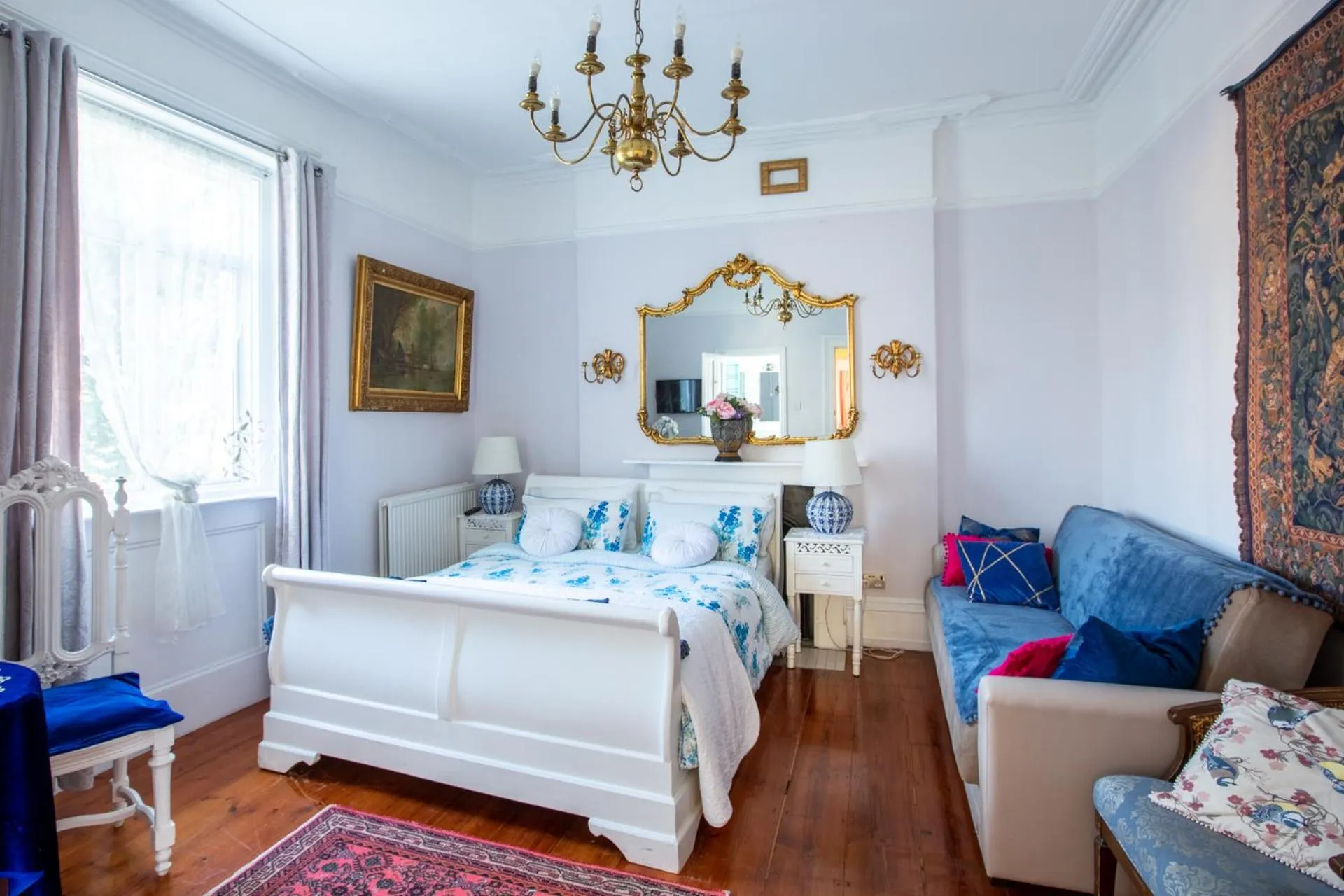 Photo of the whole room, Bed in Dawson Place, Juliette's Bed and Breakfast