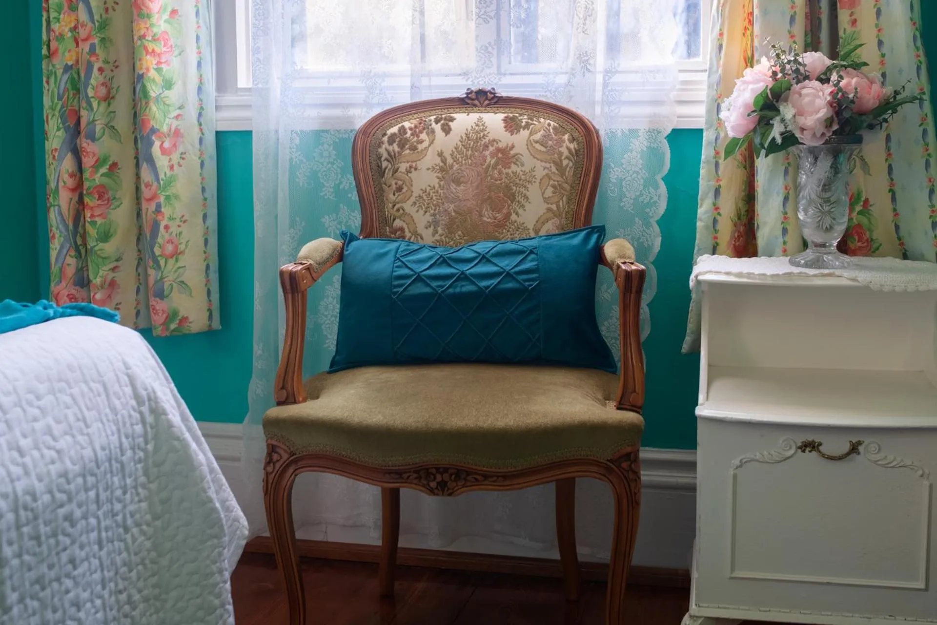 Bedroom, Bed in Dawson Place, Juliette's Bed and Breakfast