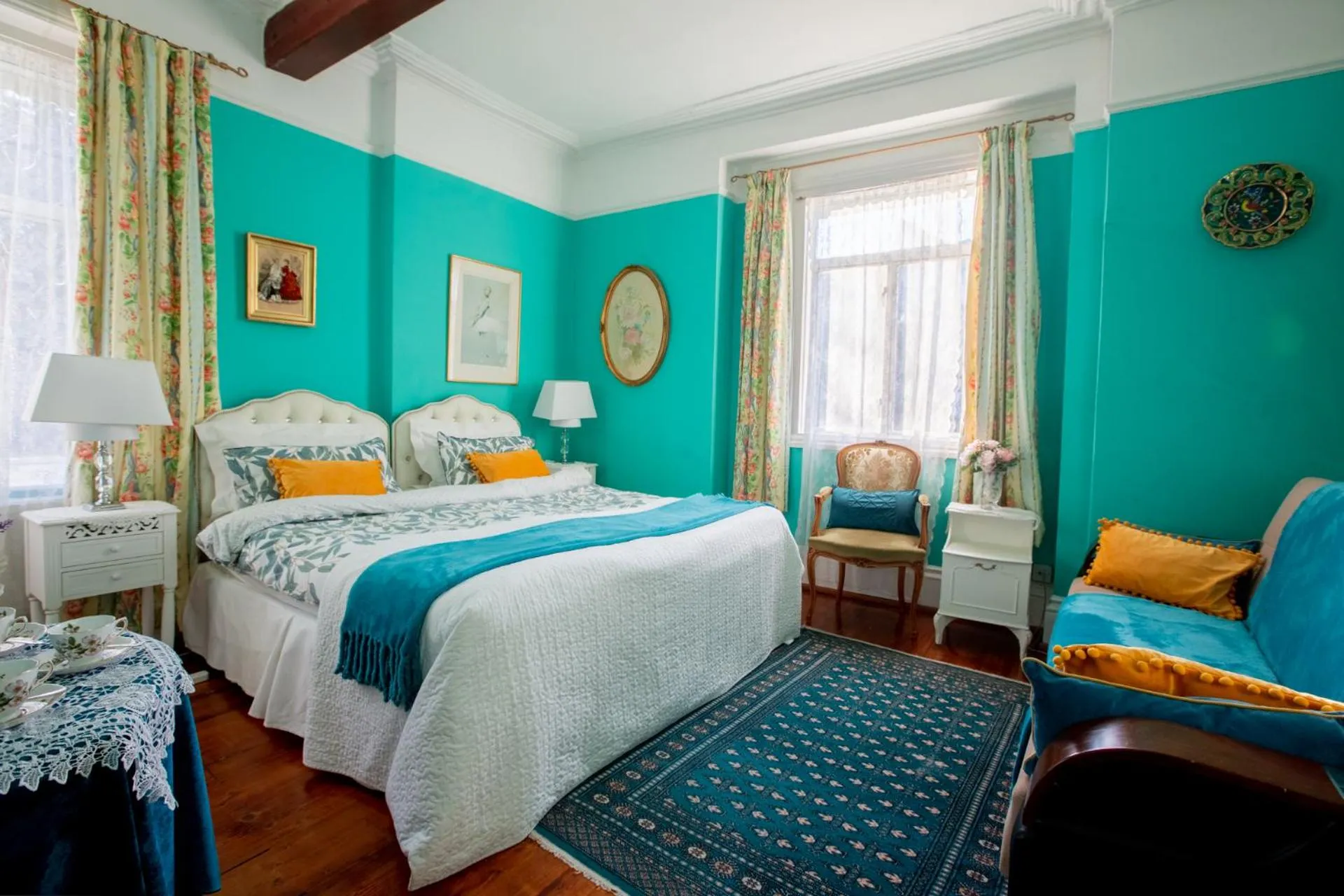 Photo of the whole room, Bed in Dawson Place, Juliette's Bed and Breakfast