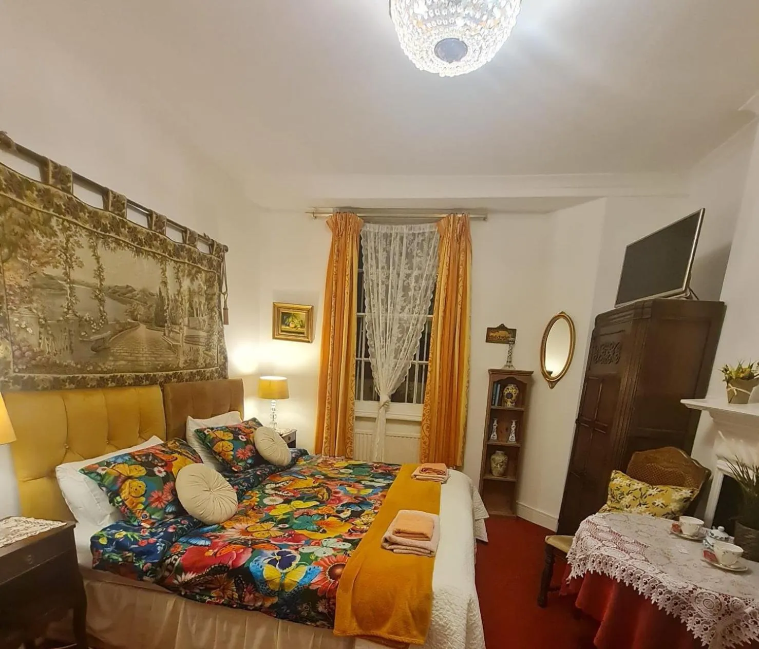 Photo of the whole room, Bed in Dawson Place, Juliette's Bed and Breakfast