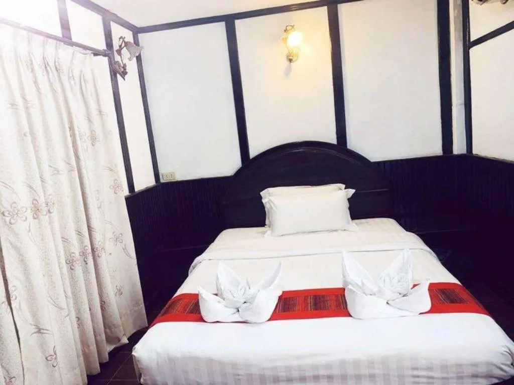 Bed in New Lao Paris Hotel