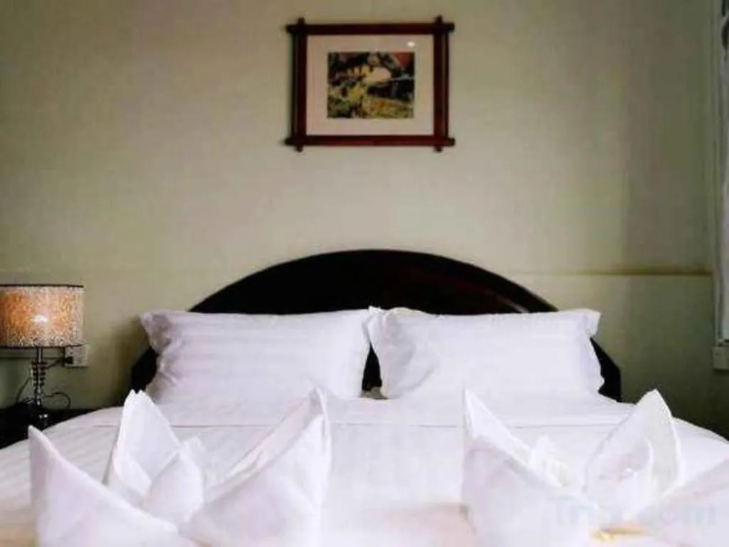 Bed in New Lao Paris Hotel