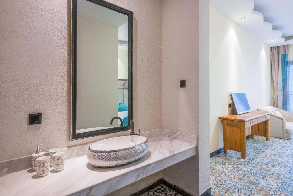 LARNG YAY  Riverview Resort Hotel