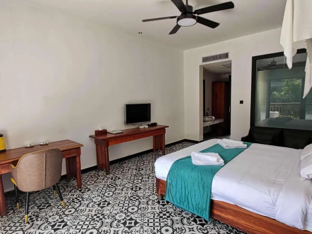 Bed in LARNG YAY  Riverview Resort Hotel