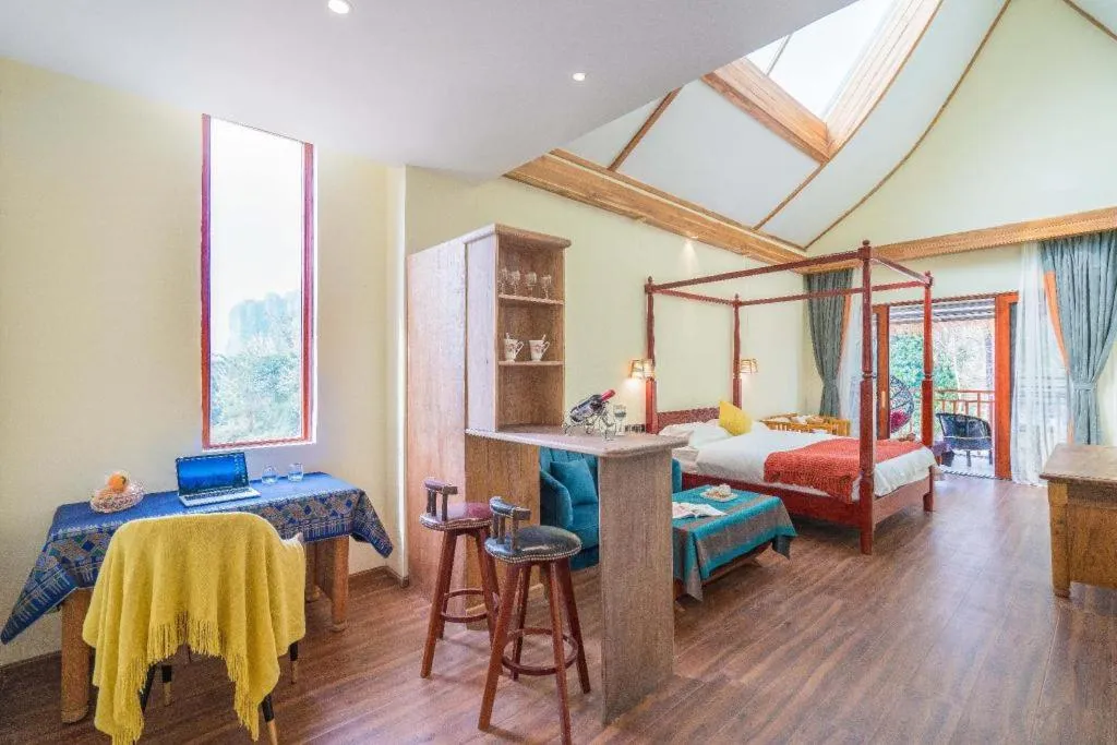 Bed in LARNG YAY  Riverview Resort Hotel