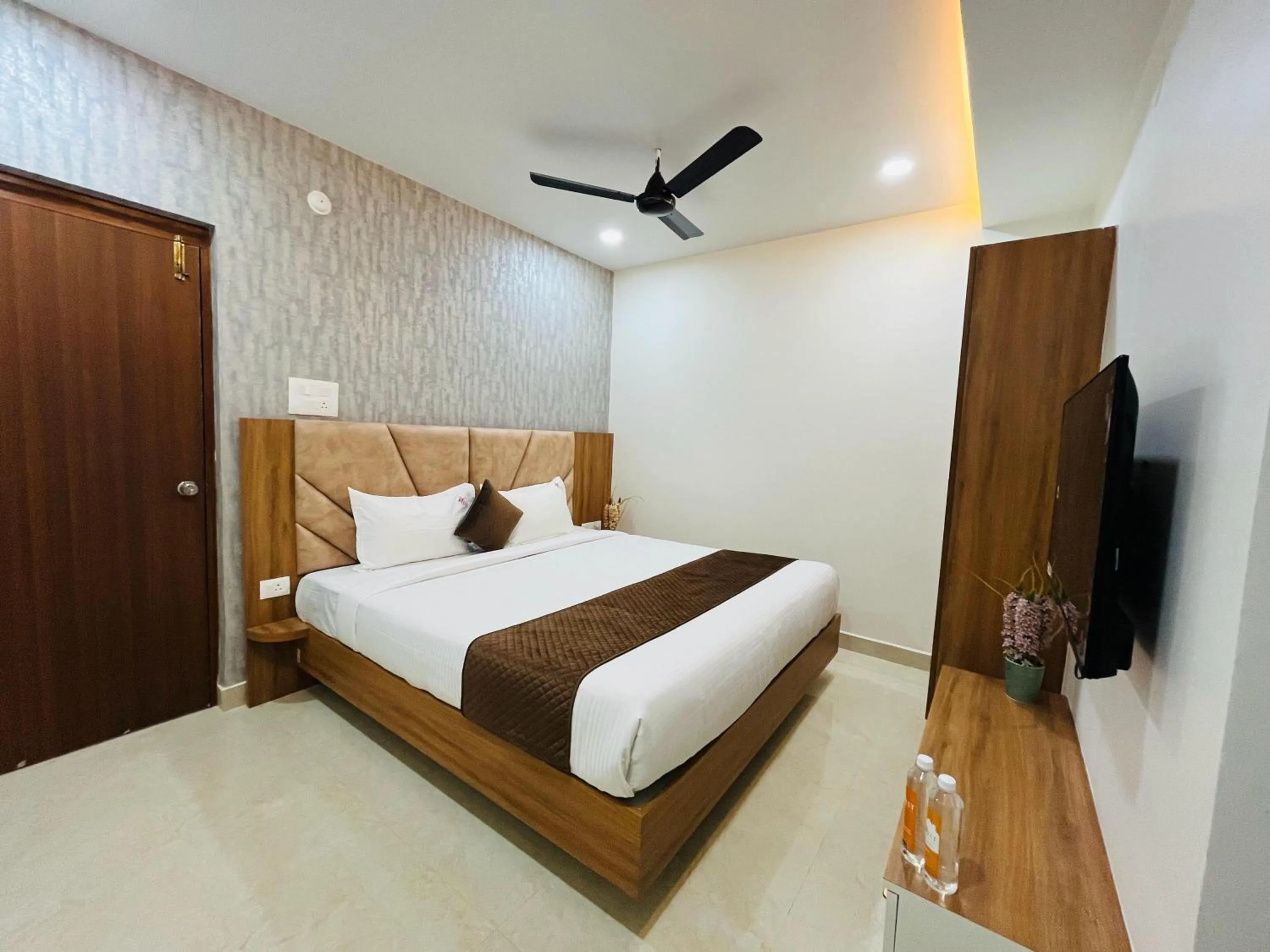 Photo of the whole room, Bed in Hotel Viola Suites Madhapur, Business Hotel
