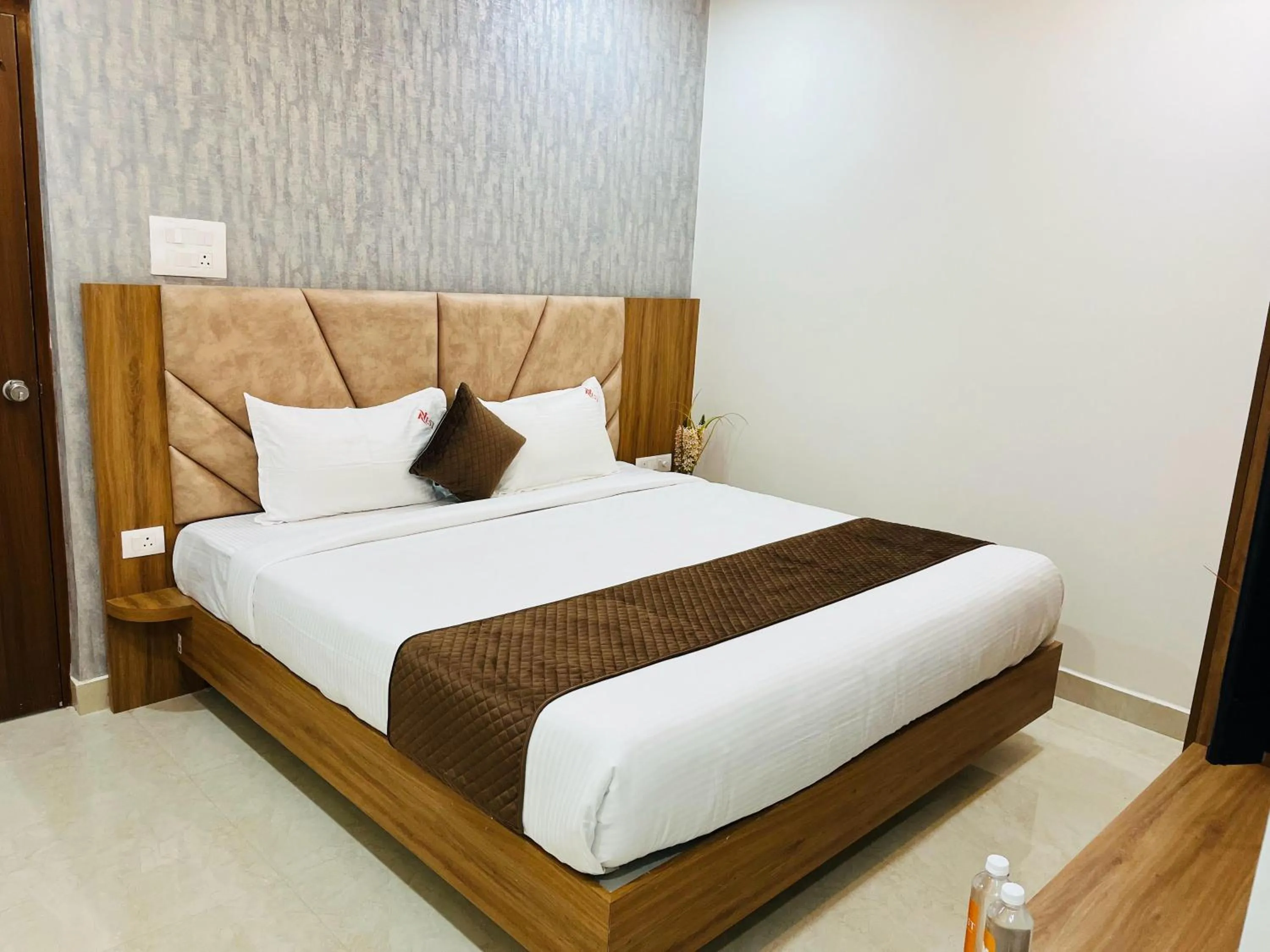 Bed in Hotel Viola Suites Madhapur, Business Hotel