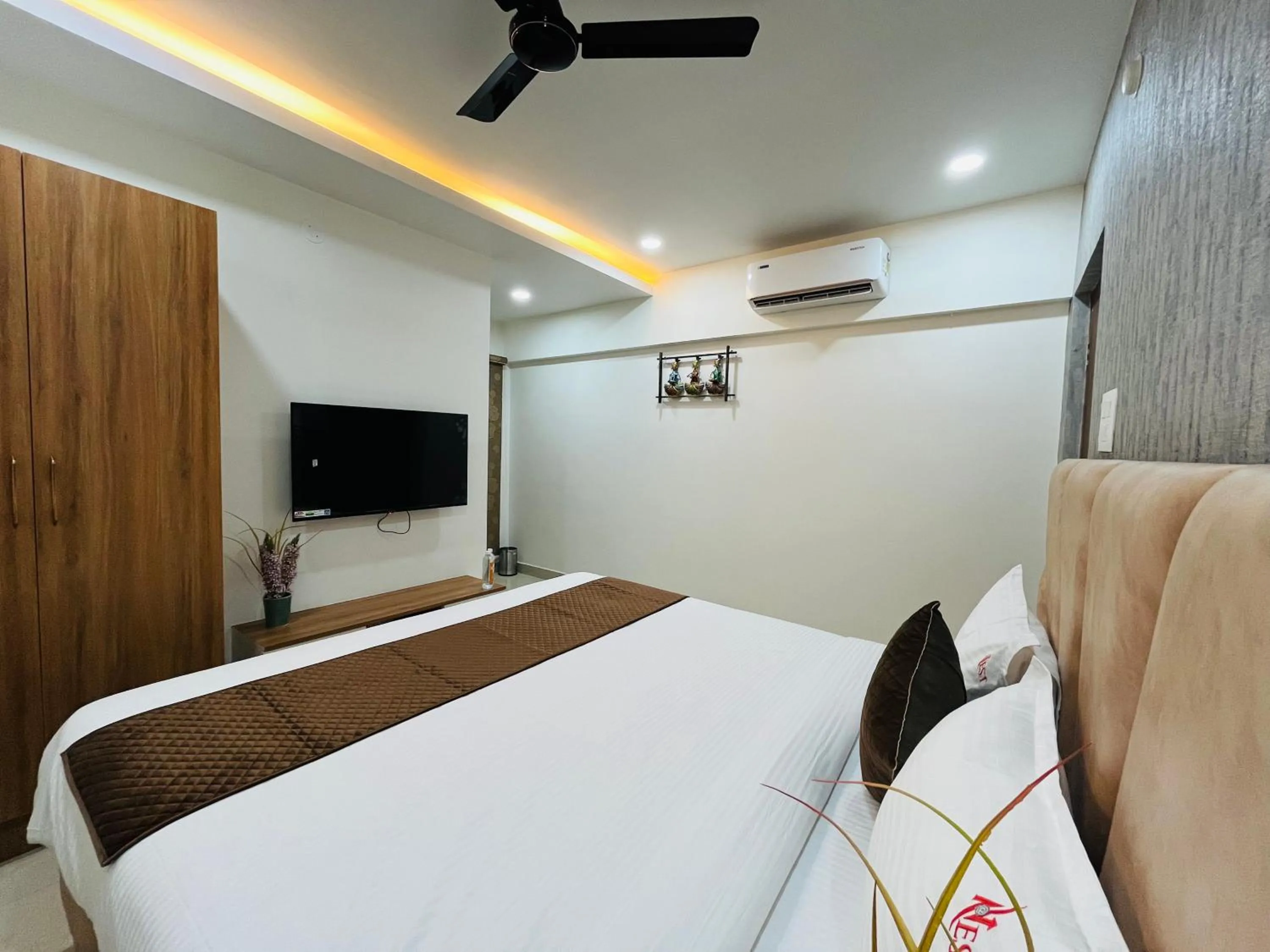 Bedroom, Bed in Hotel Viola Suites Madhapur, Business Hotel