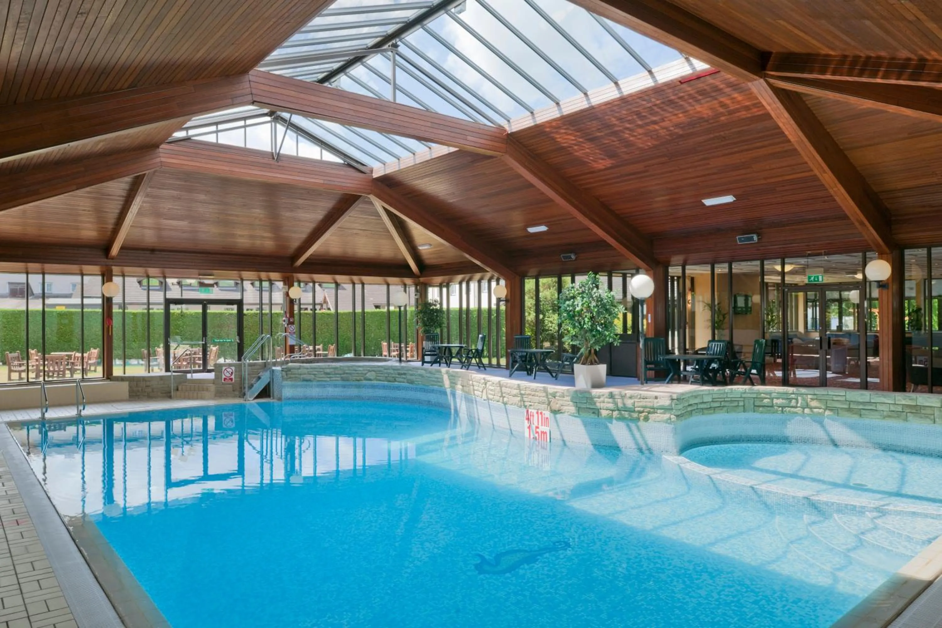 Swimming pool in Airport Inn & Spa Manchester