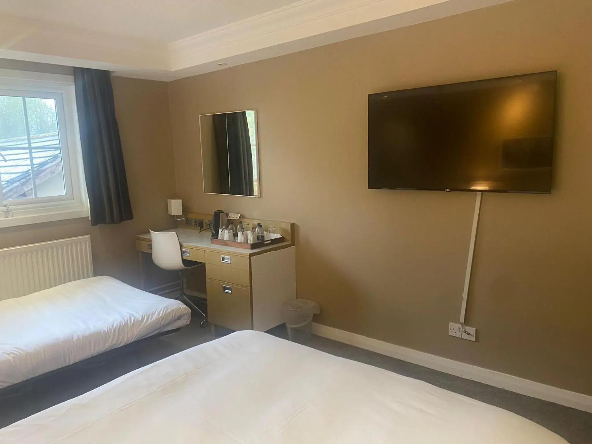 Bed, TV/Entertainment Center in Airport Inn & Spa Manchester