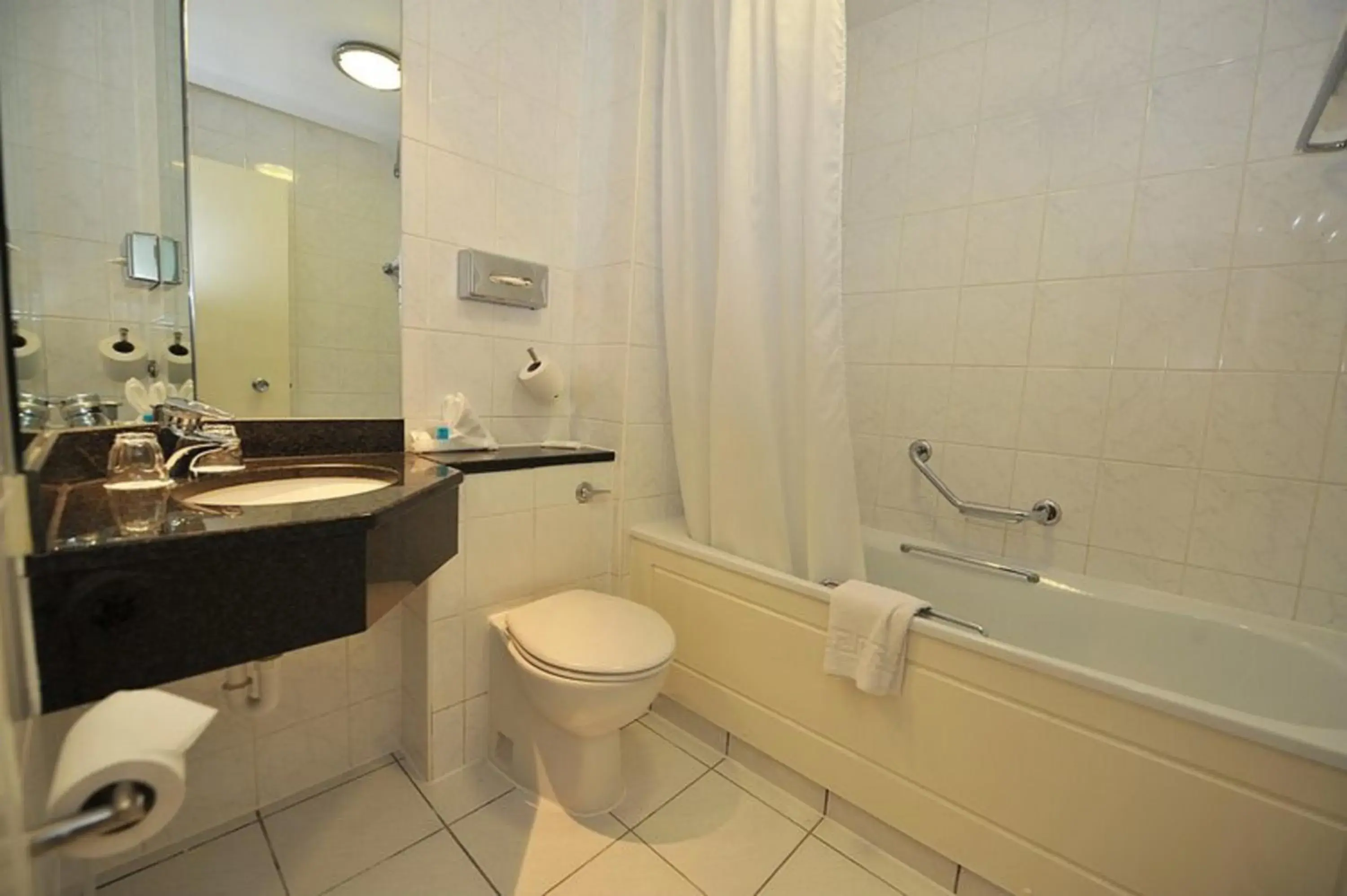 Toilet, Bathroom in Airport Inn & Spa Manchester