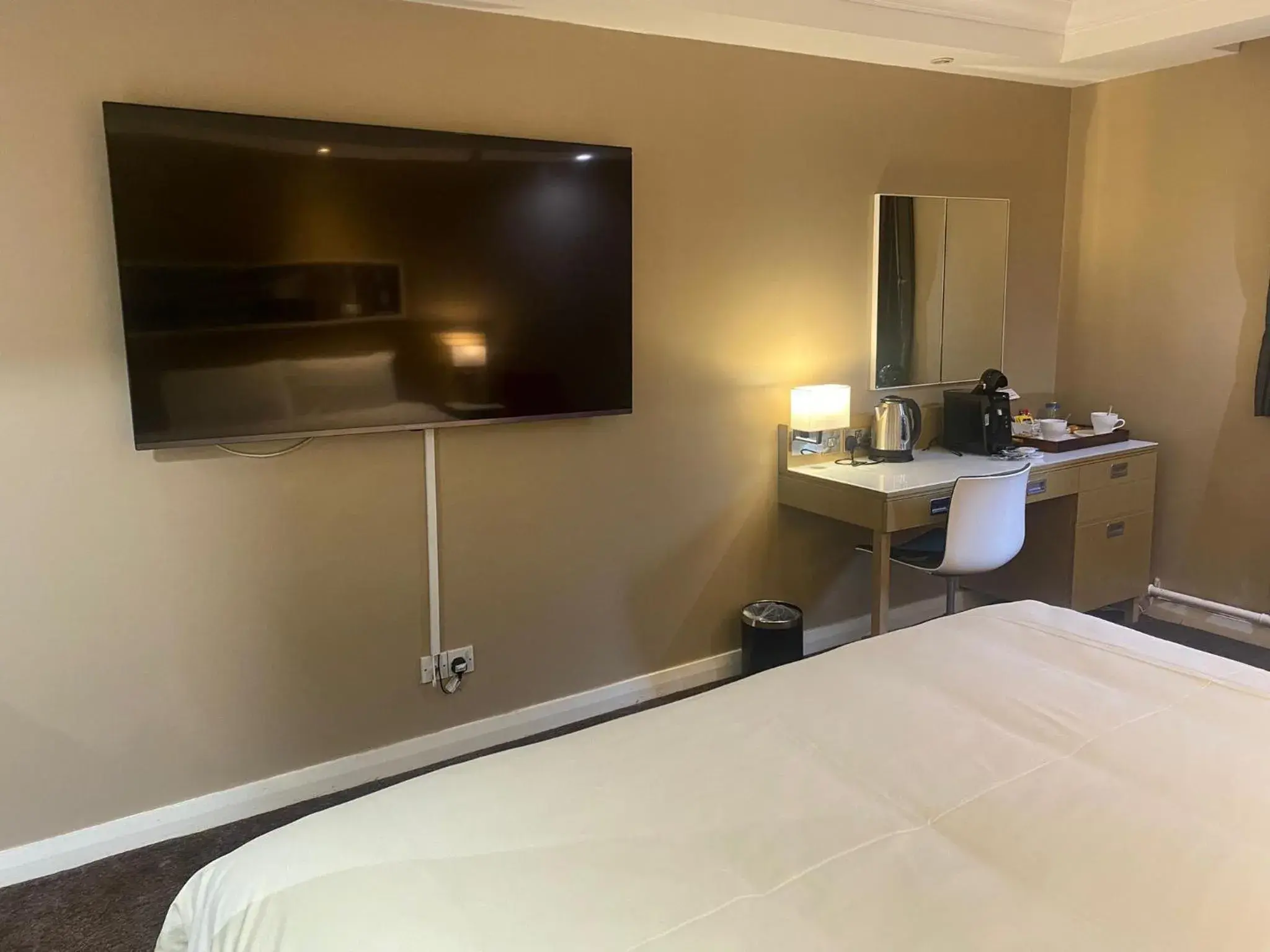 Bedroom, TV/Entertainment Center in Airport Inn & Spa Manchester