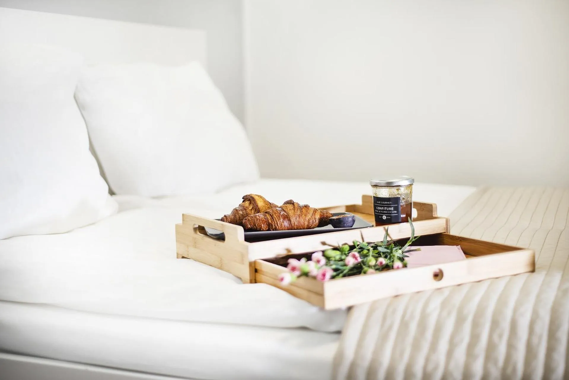Bed in OLD Superior Apartment