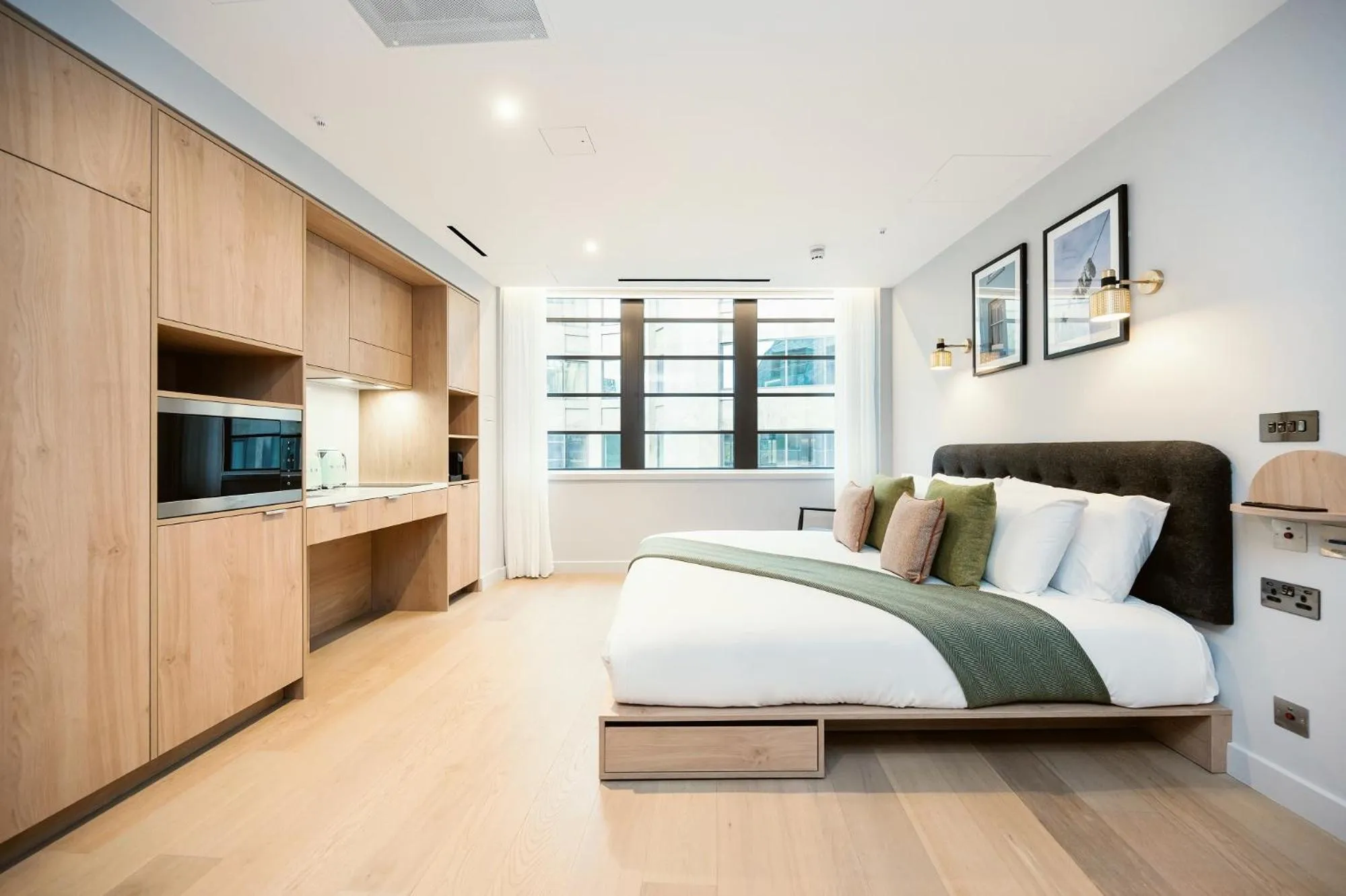 Kitchen or kitchenette, Bed in Wilde Aparthotels London Liverpool Street