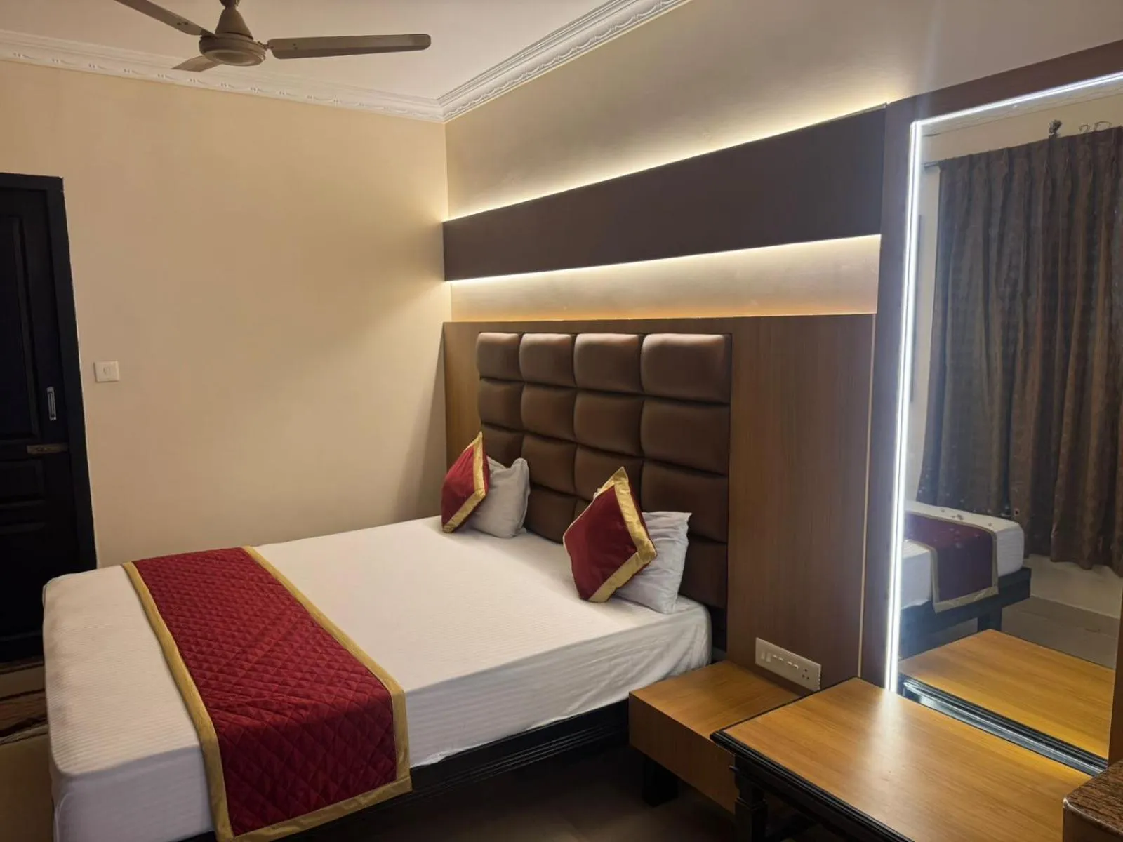 Bedroom, Bed in HOTEL SRIMANIYA