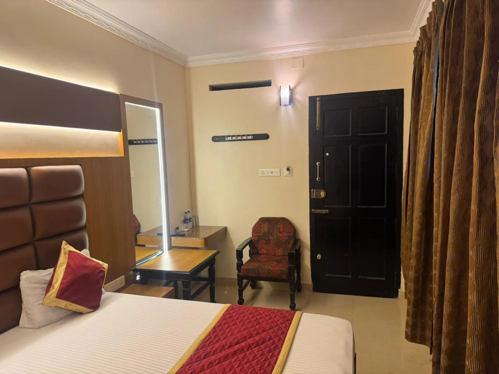 Bedroom, Bed in HOTEL SRIMANIYA