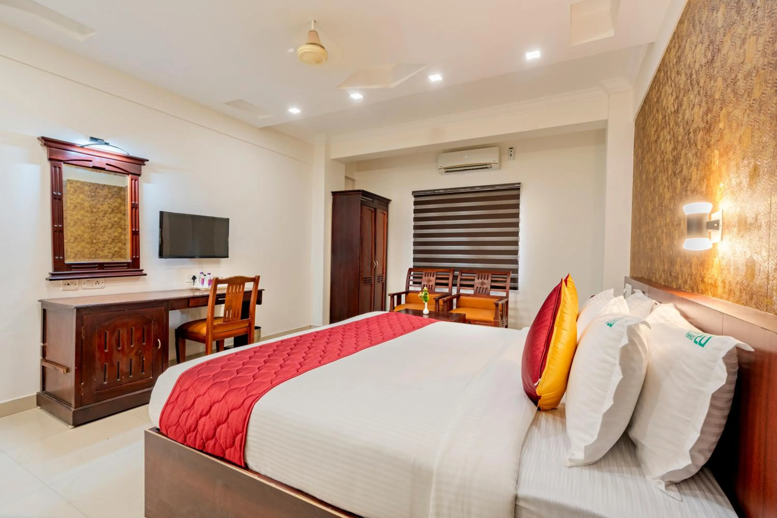 Photo of the whole room, Bed in Daan Orchid Residency