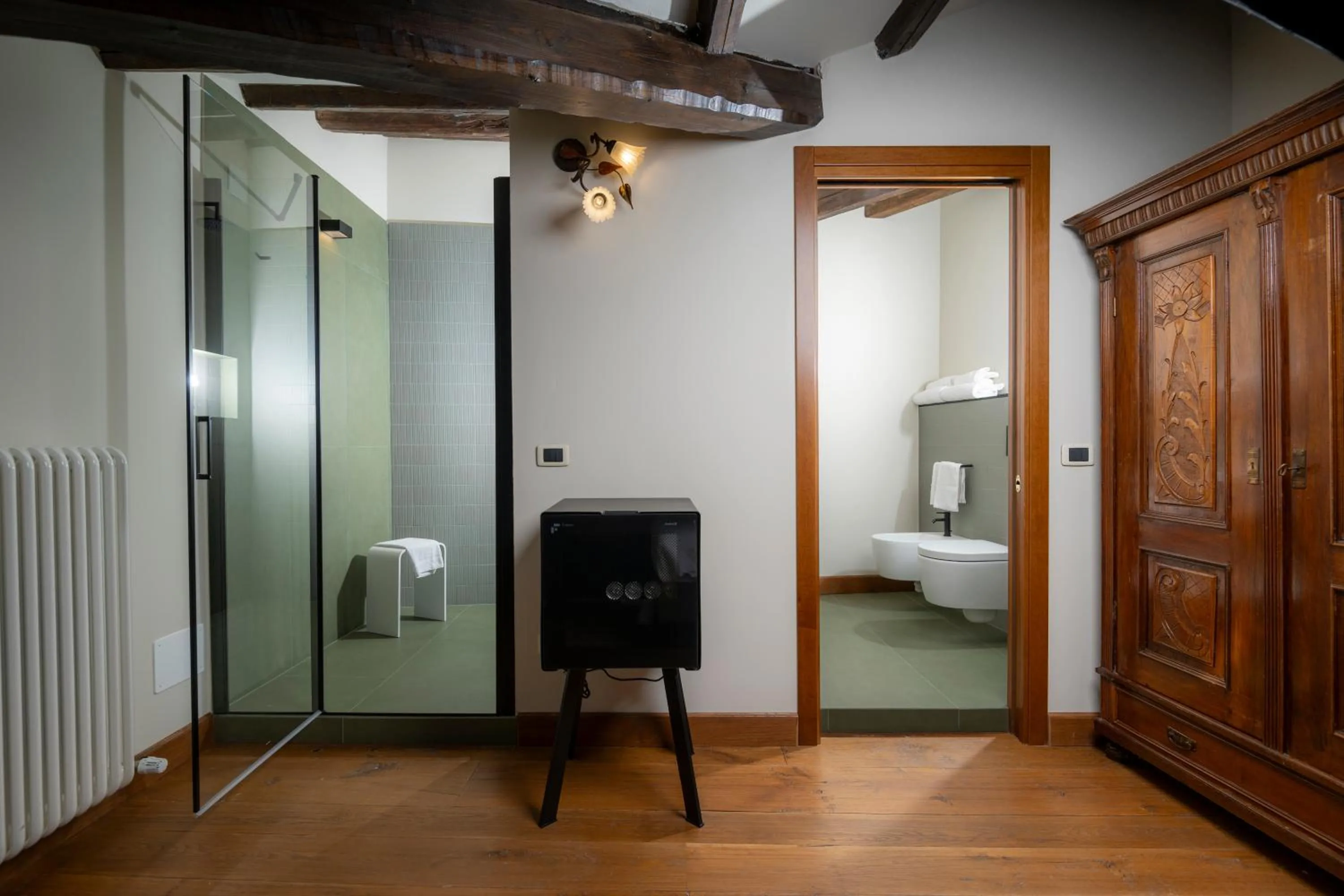 Shower, Bed in 1448 Antica Dimora Al Merlo Bianco