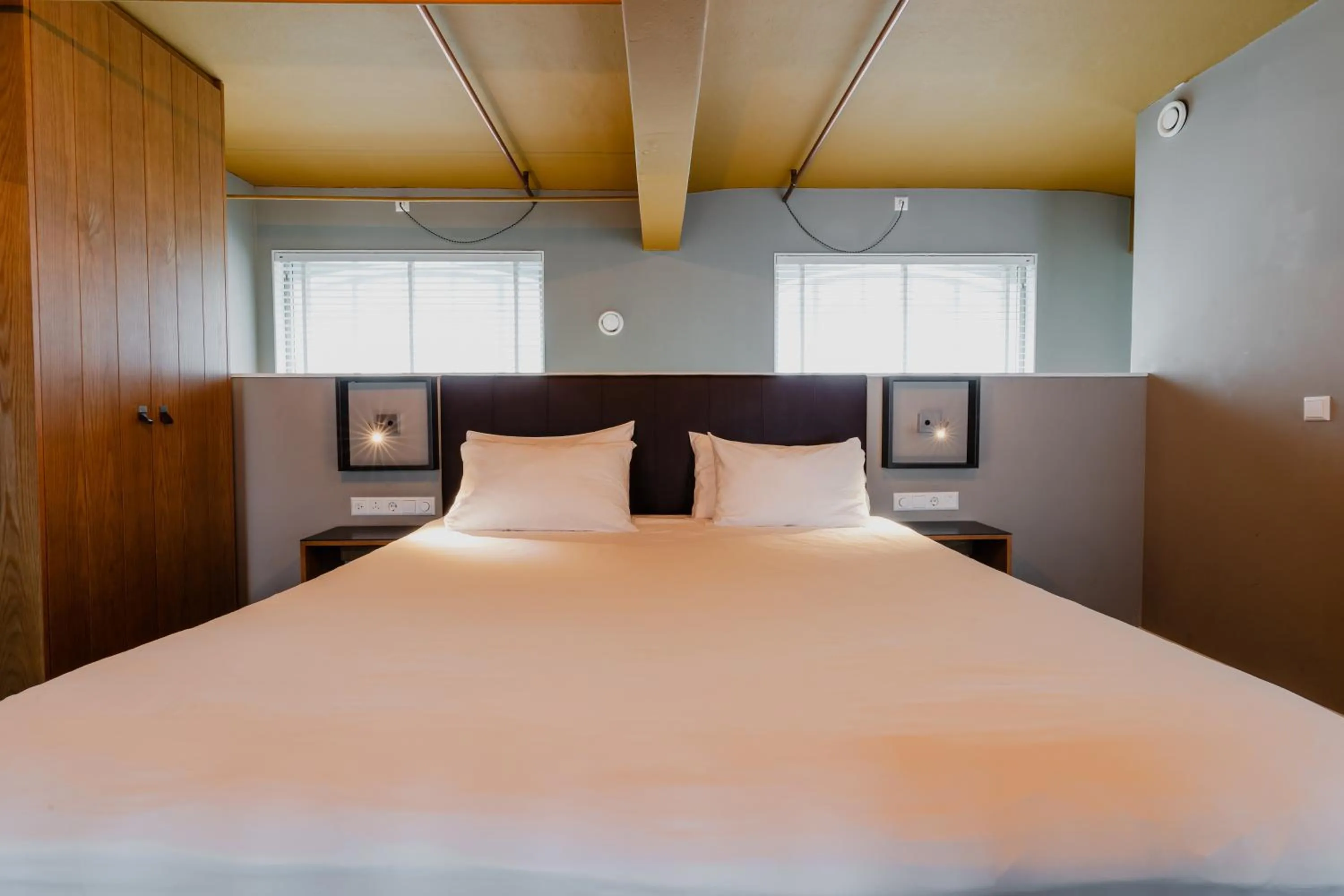 Bed in Apartments De Hallen