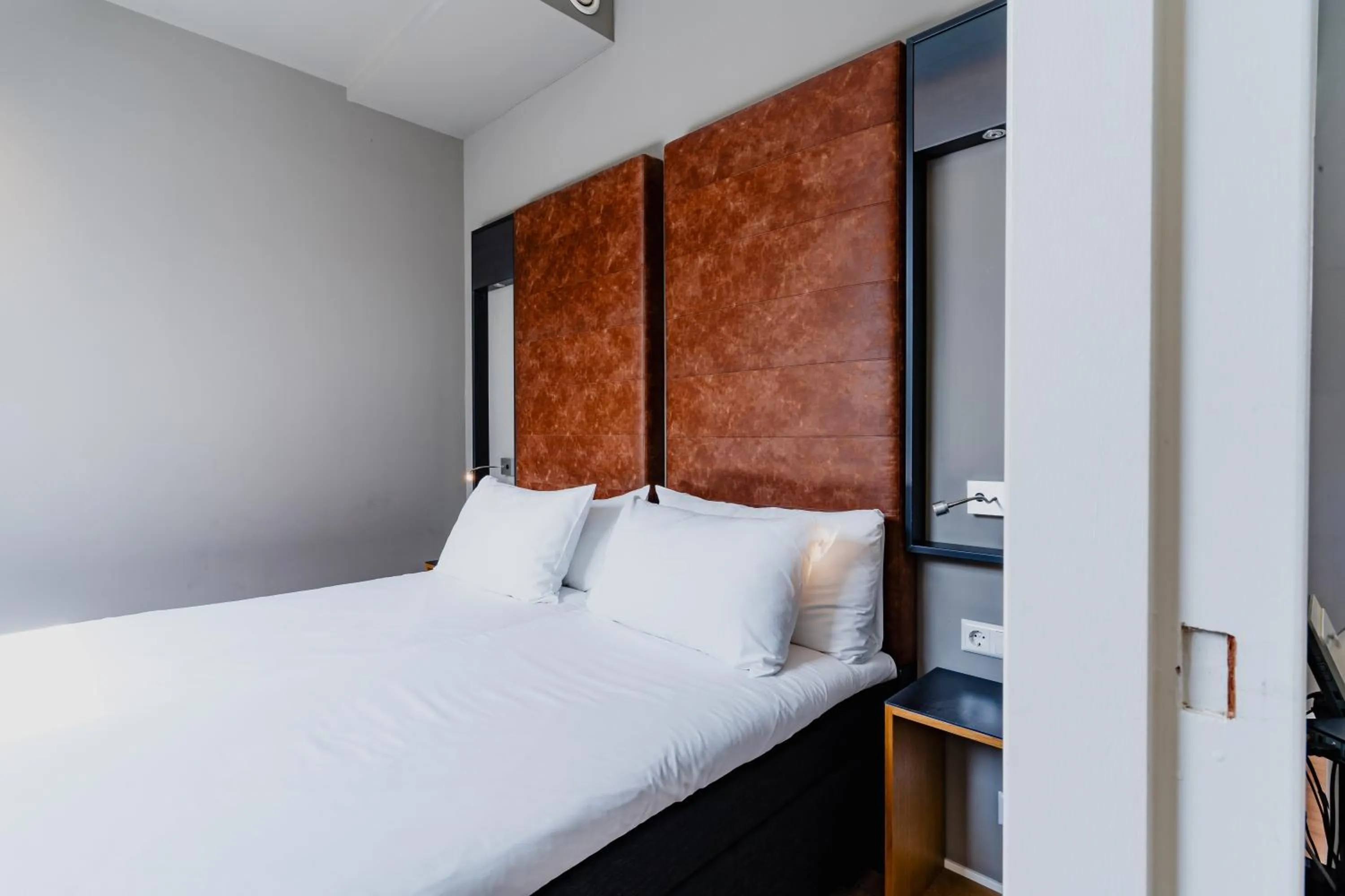 Bed in Apartments De Hallen