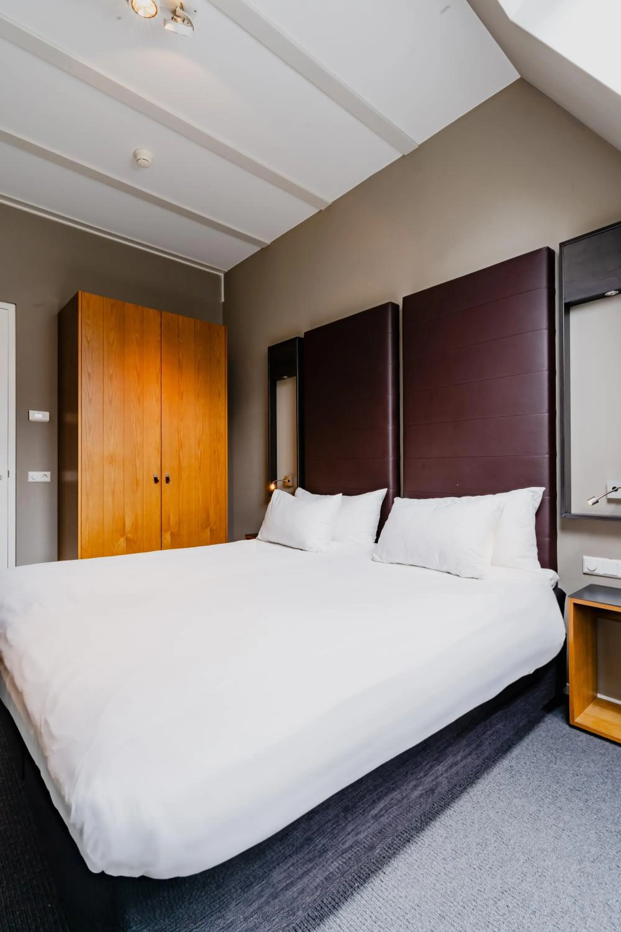 Bed in Apartments De Hallen