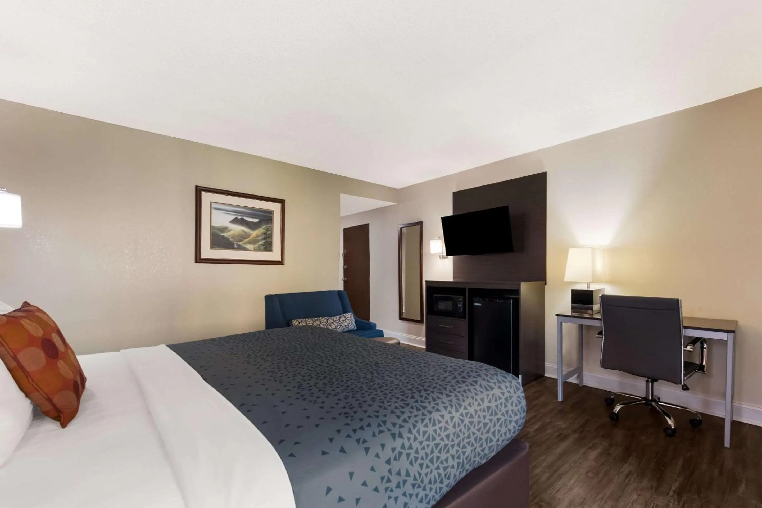 Bedroom, Bed in Econo Lodge Inn & Suites on the River