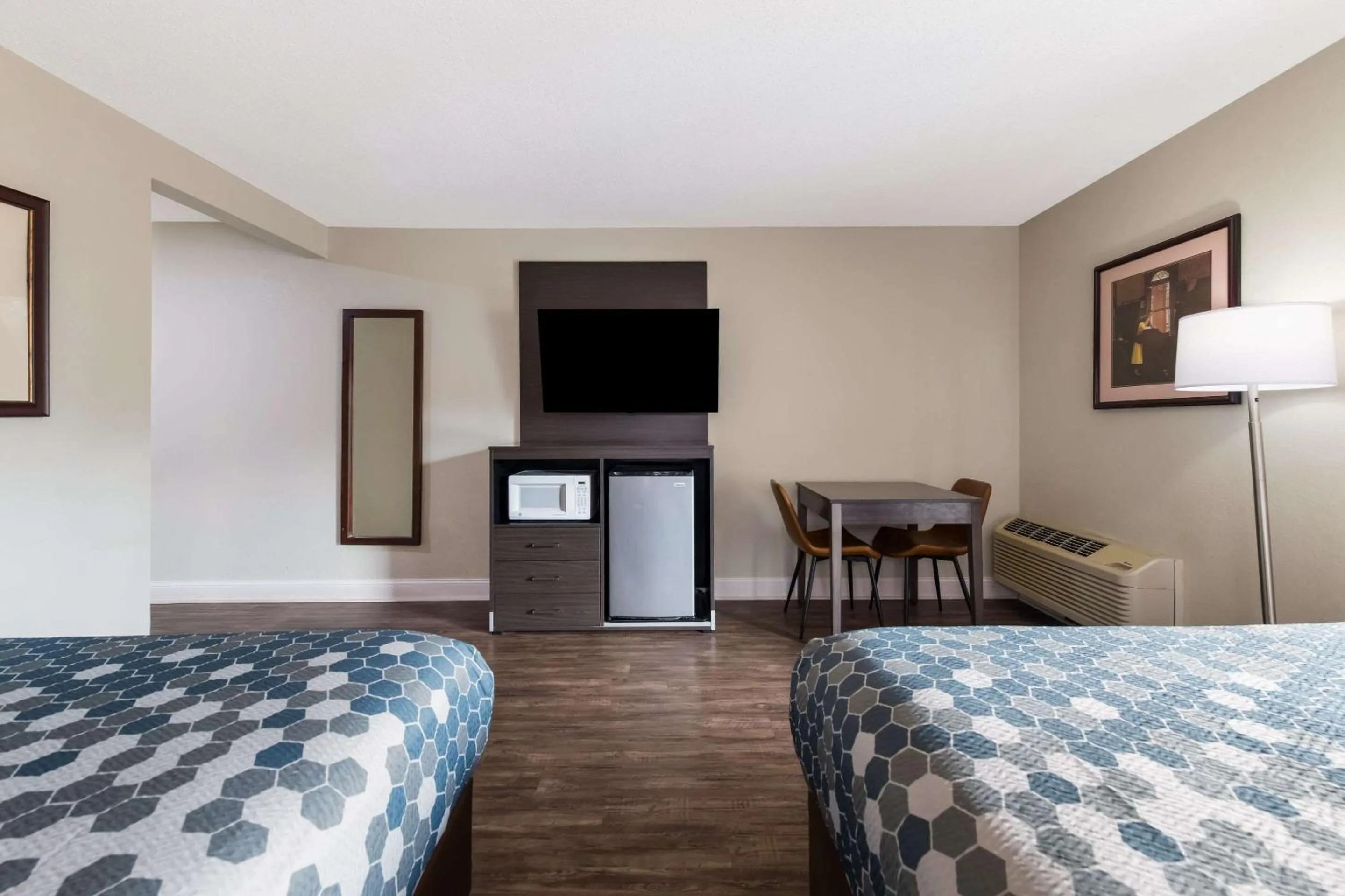 Bedroom, Bed in Econo Lodge Inn & Suites on the River