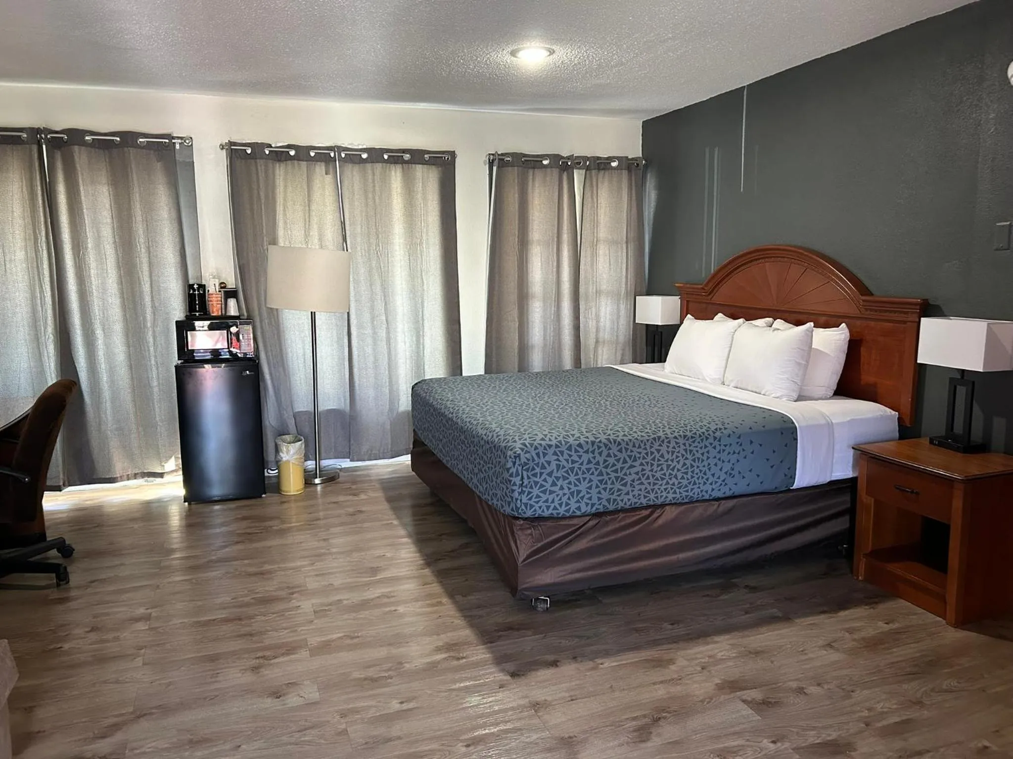 Bedroom, Bed in Econo Lodge Inn & Suites on the River