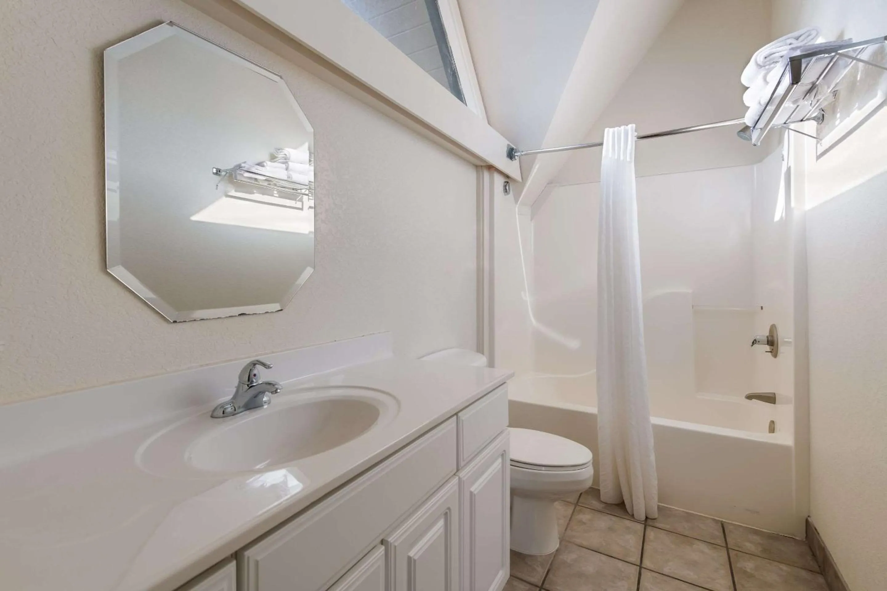 Bedroom in Econo Lodge Inn & Suites on the River