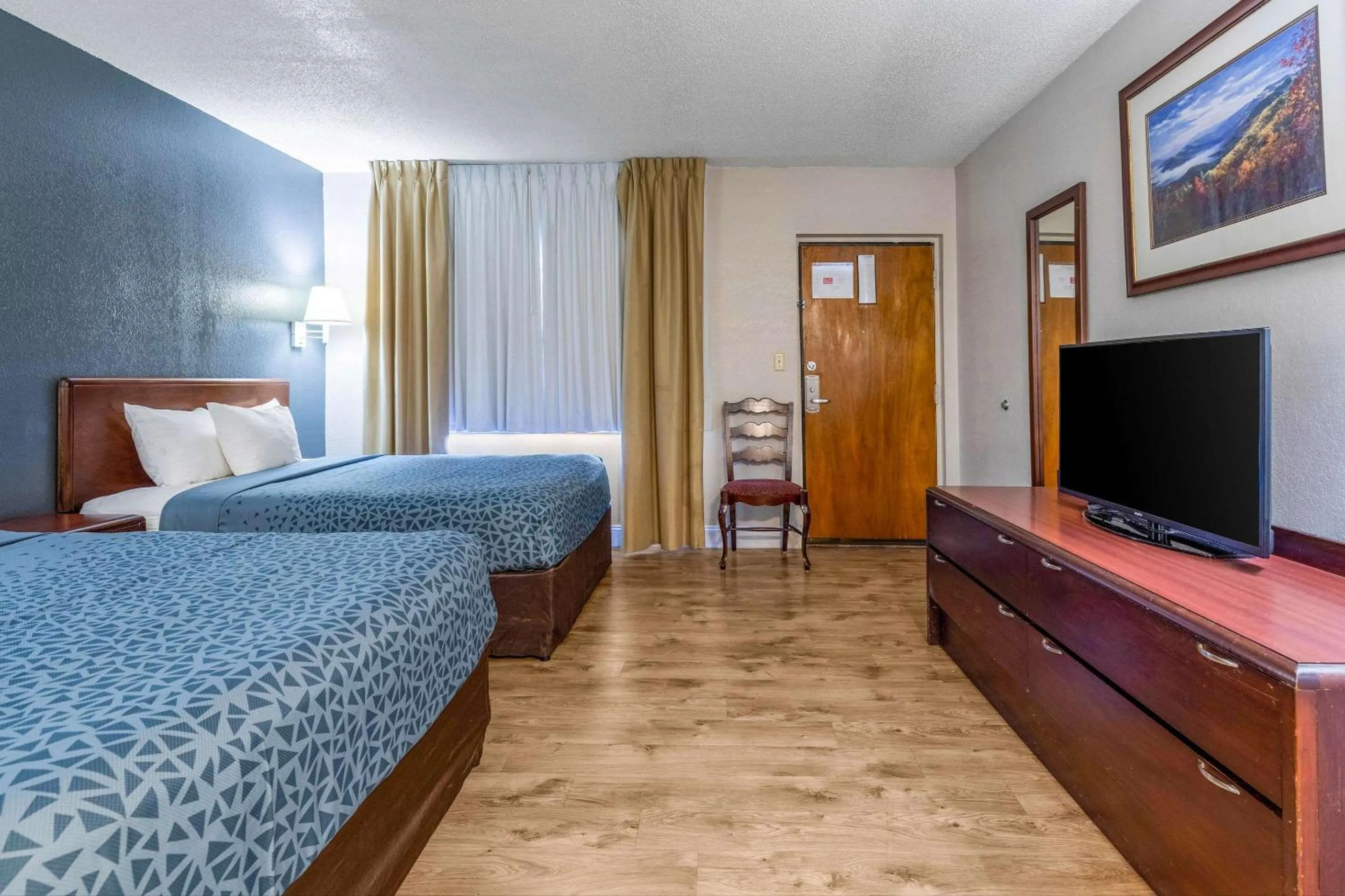 Bedroom, Bed in Econo Lodge Inn & Suites on the River