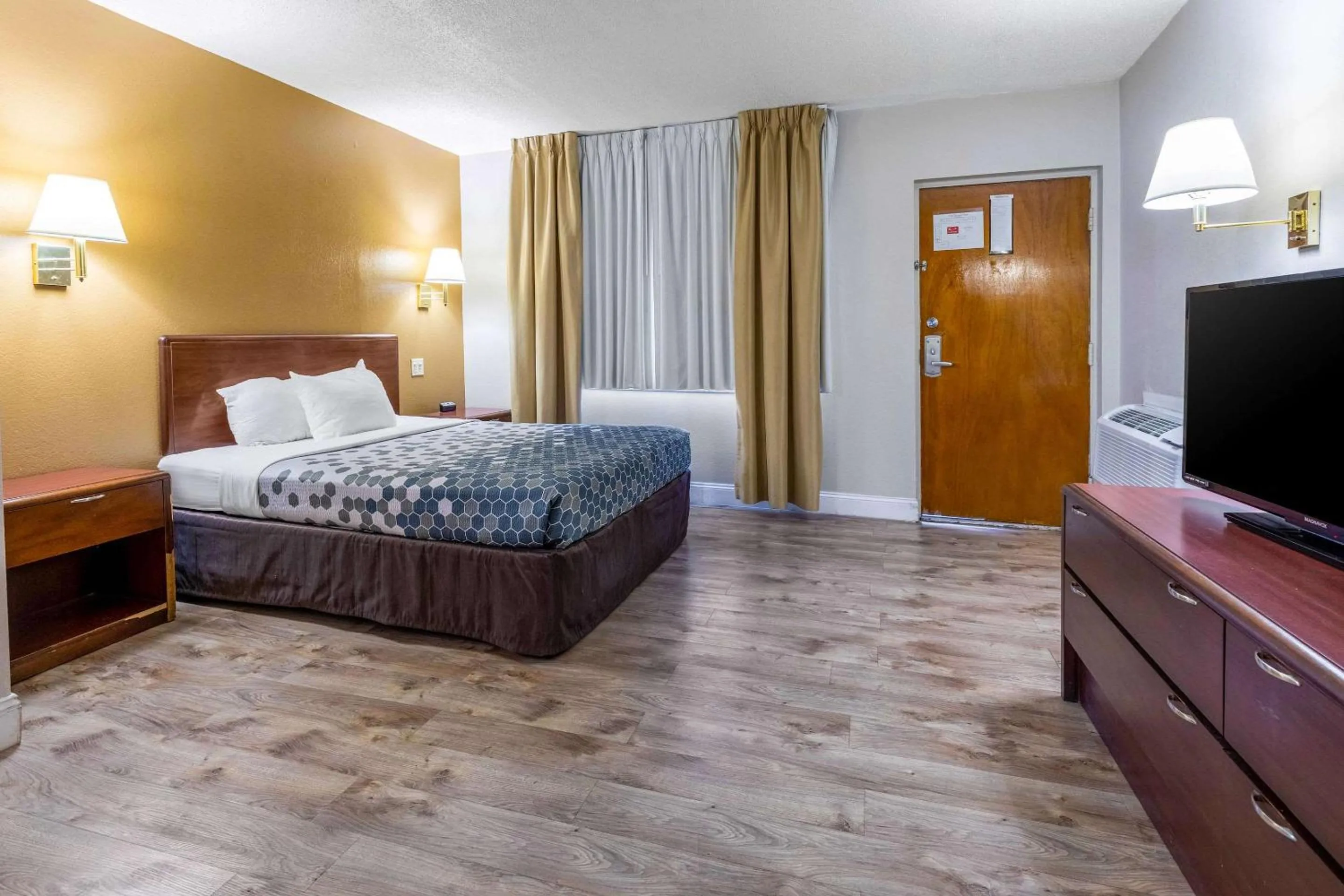 Bedroom, Bed in Econo Lodge Inn & Suites on the River