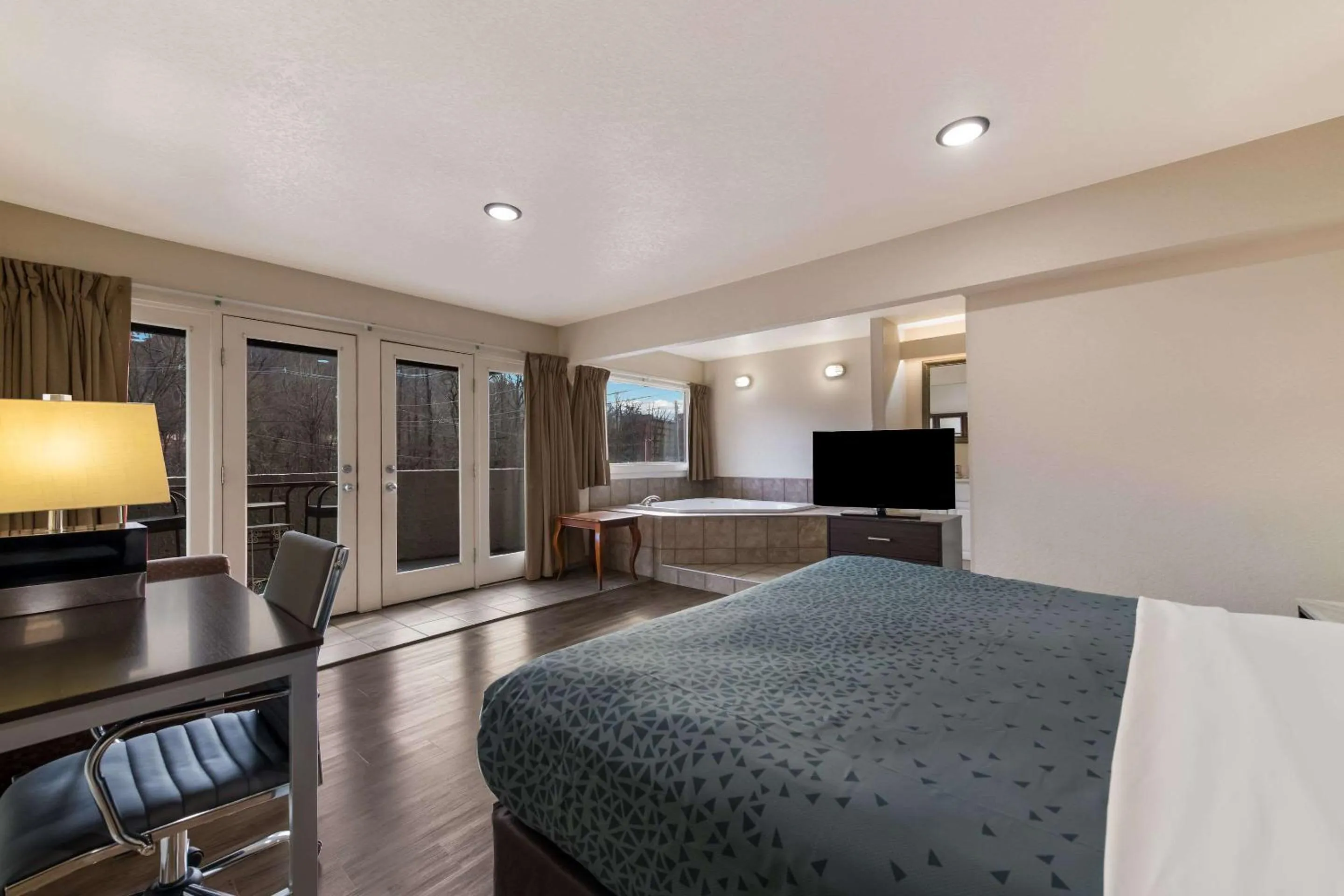 Bedroom, Bed in Econo Lodge Inn & Suites on the River