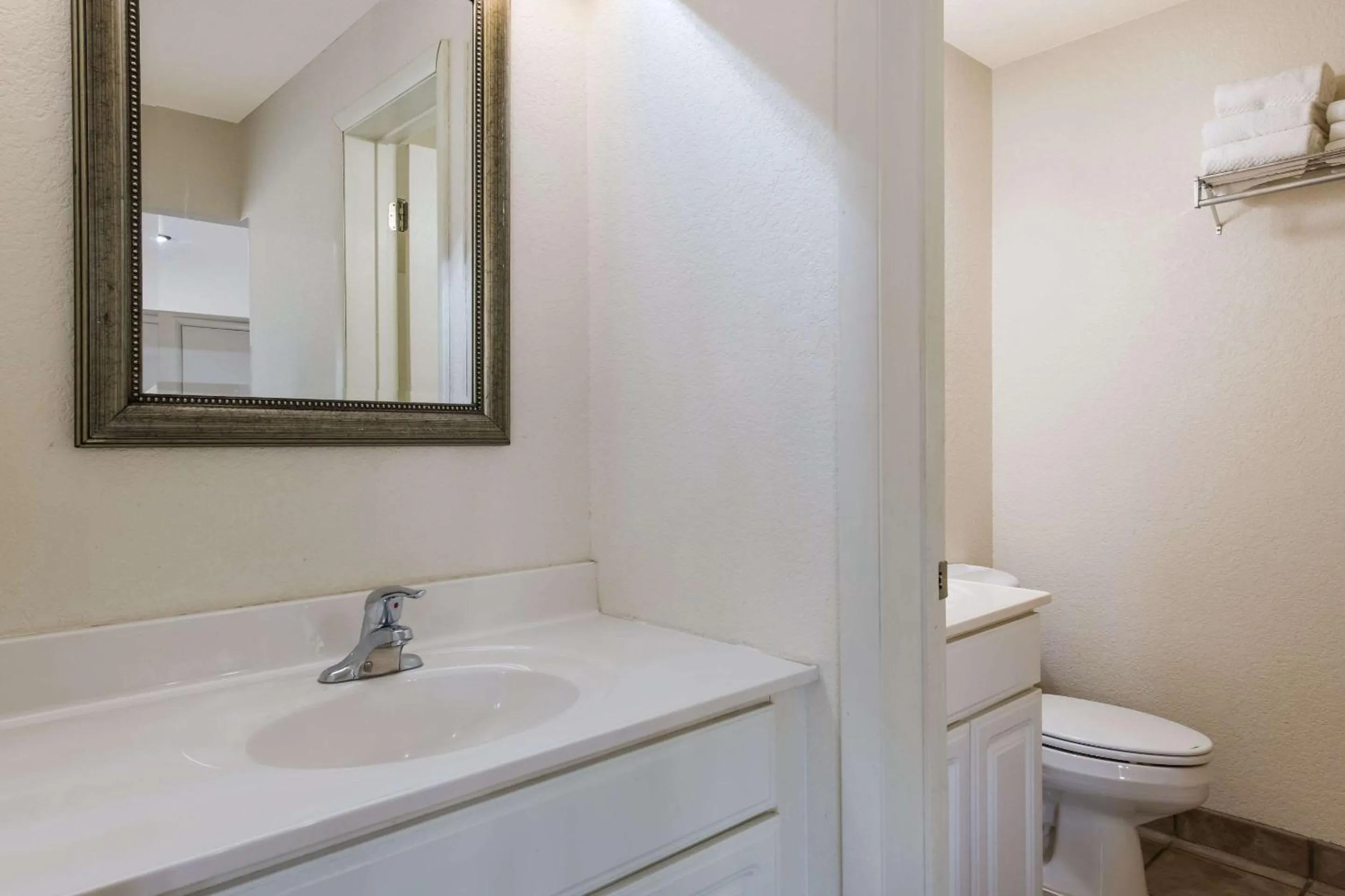 Bedroom in Econo Lodge Inn & Suites on the River