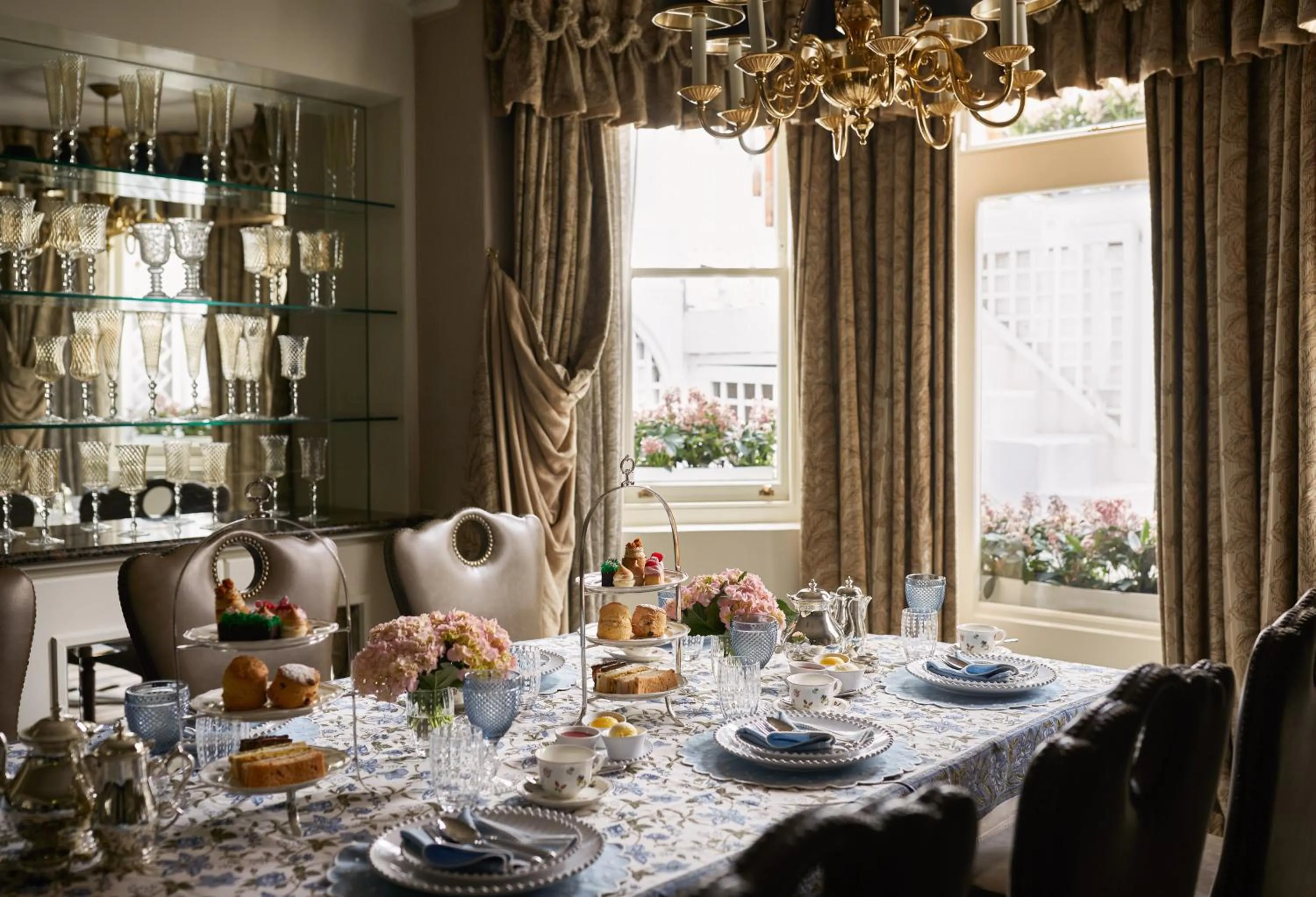 Restaurant/places to eat in Egerton House