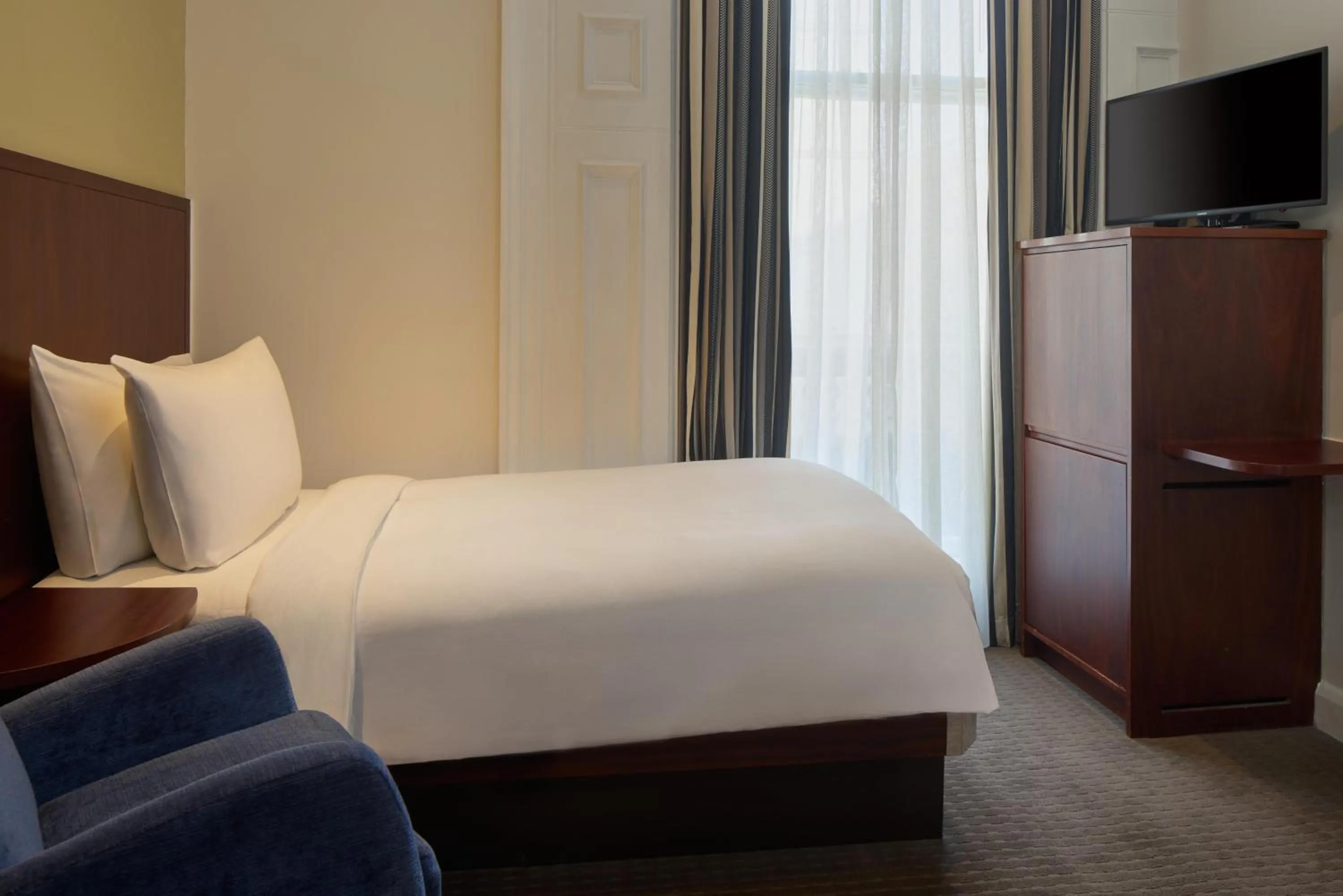 Bedroom, Bed in Radisson Blu Hotel, London South Kensington