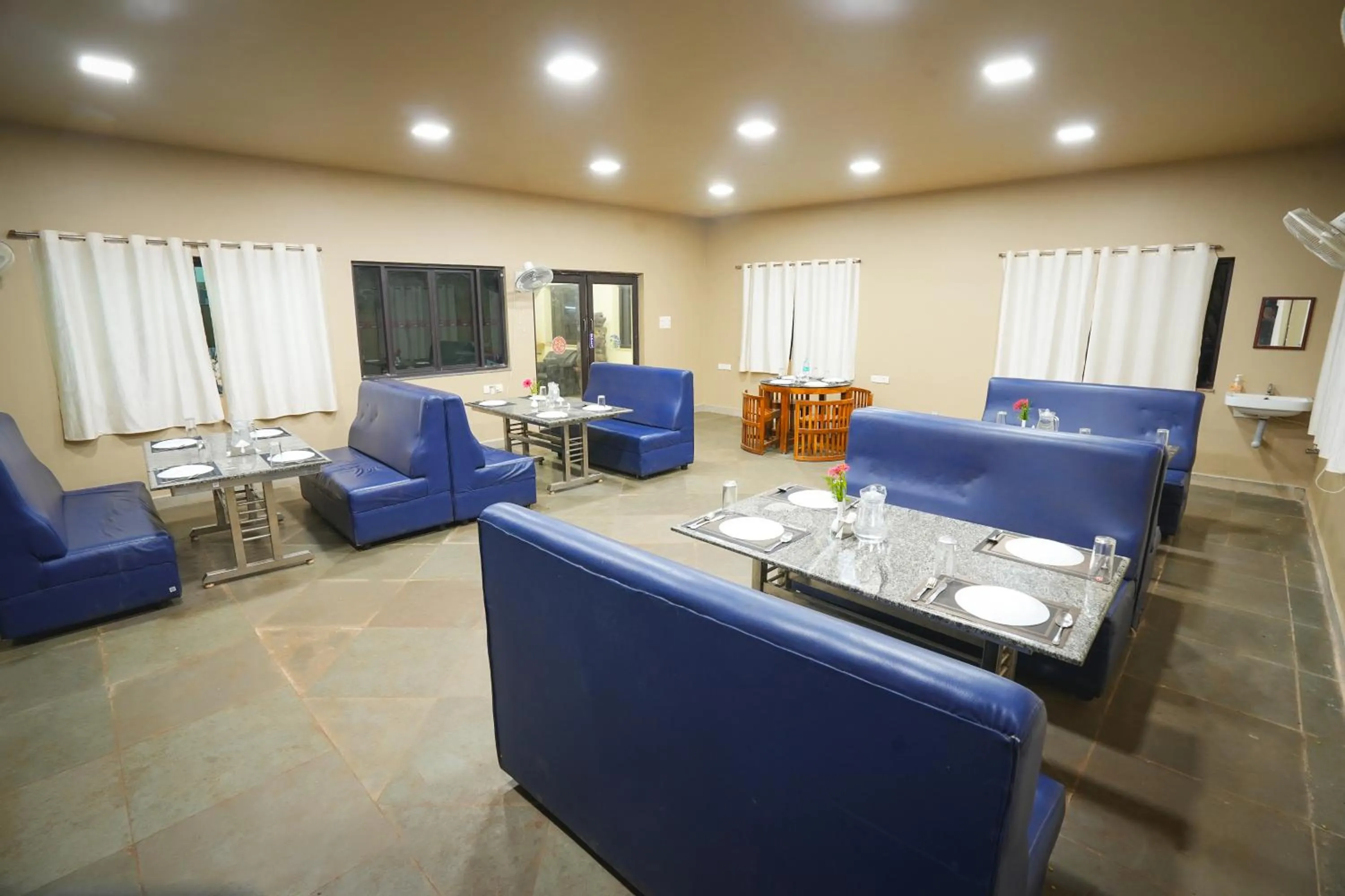 Restaurant/places to eat in Auro Wellness Castle