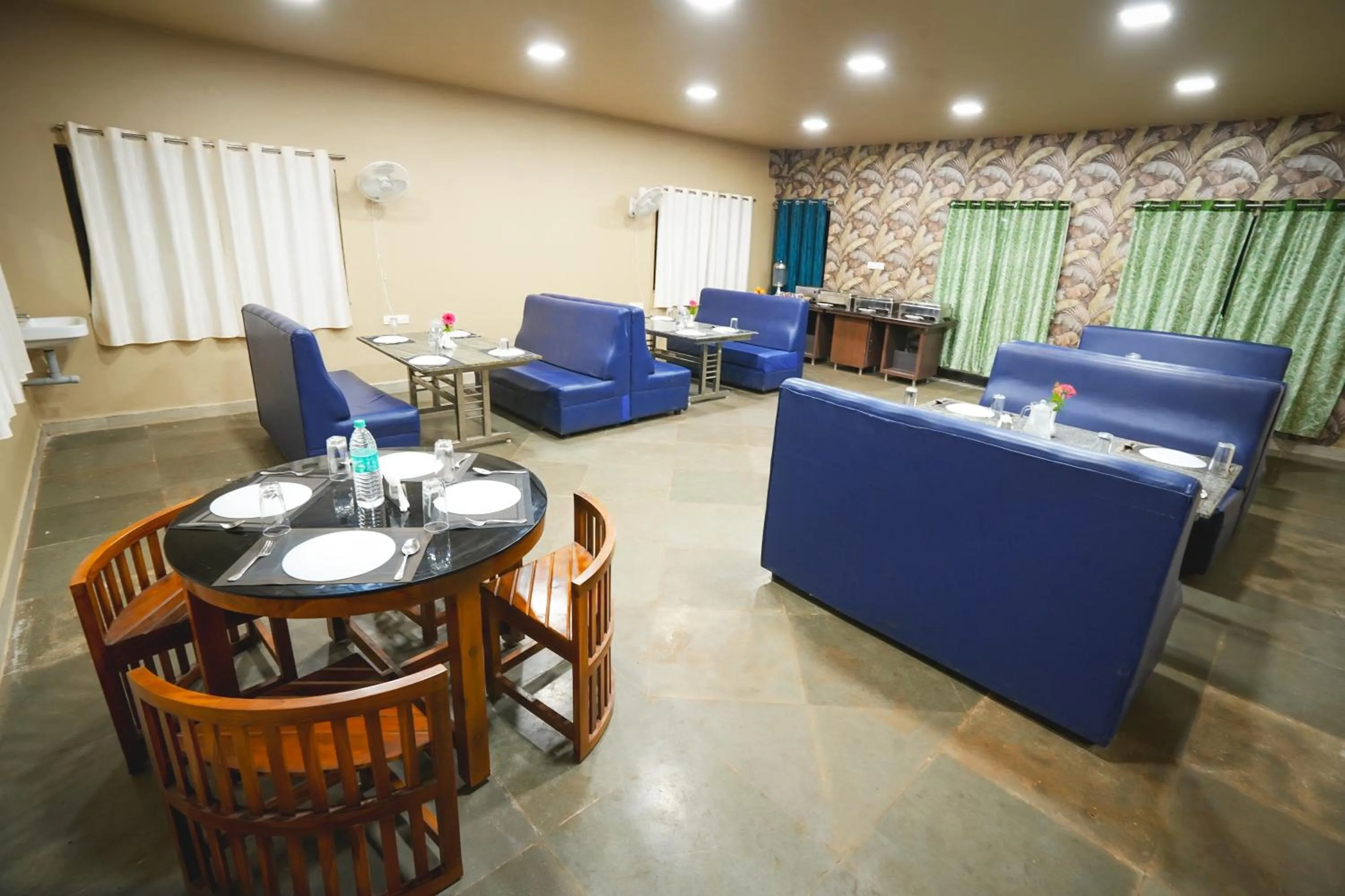 Restaurant/places to eat in Auro Wellness Castle