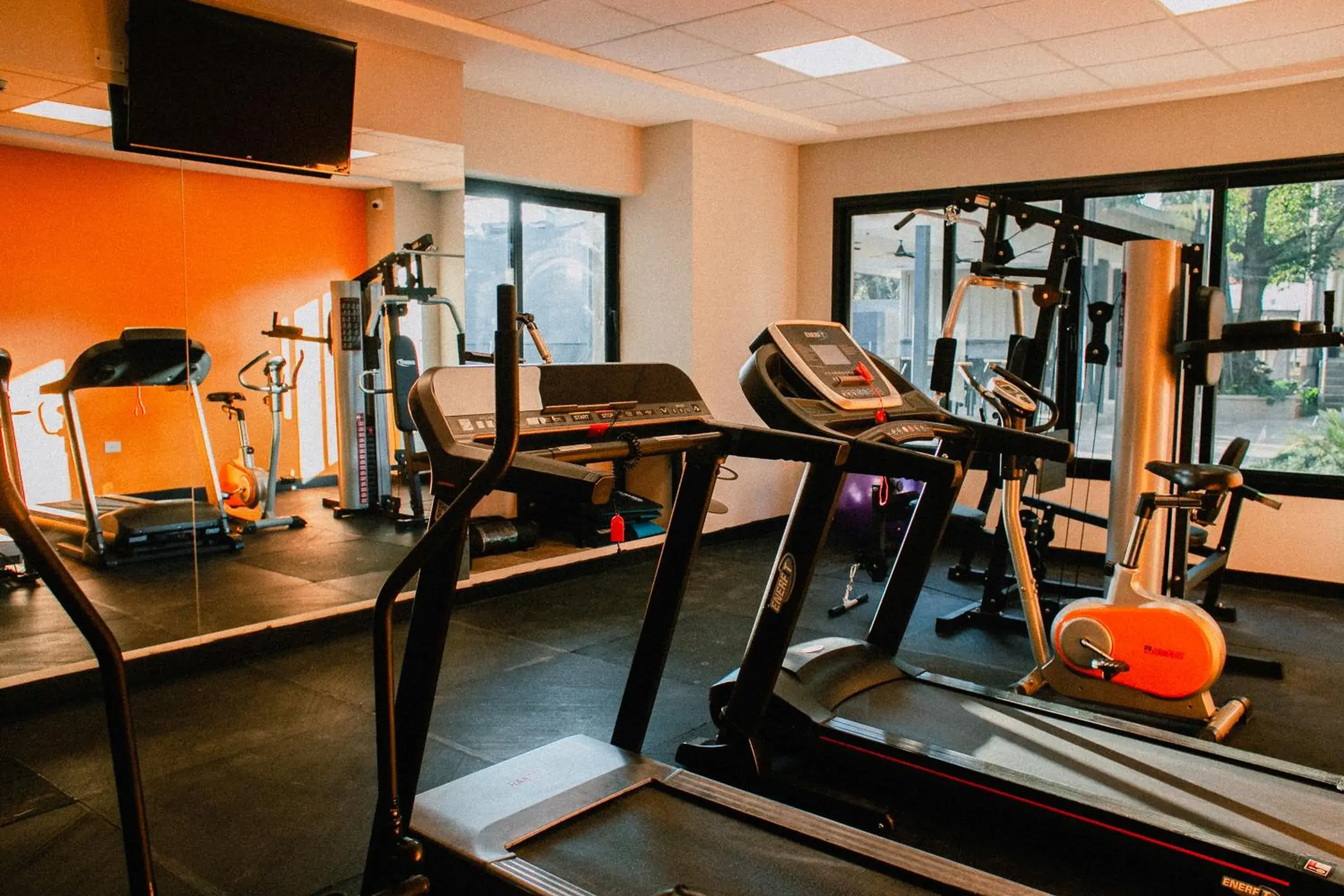 Fitness centre/facilities in Howard Johnson Hotel Yerba Buena Fitness centre/facilities in Howard Johnson Hotel Yerba Buena