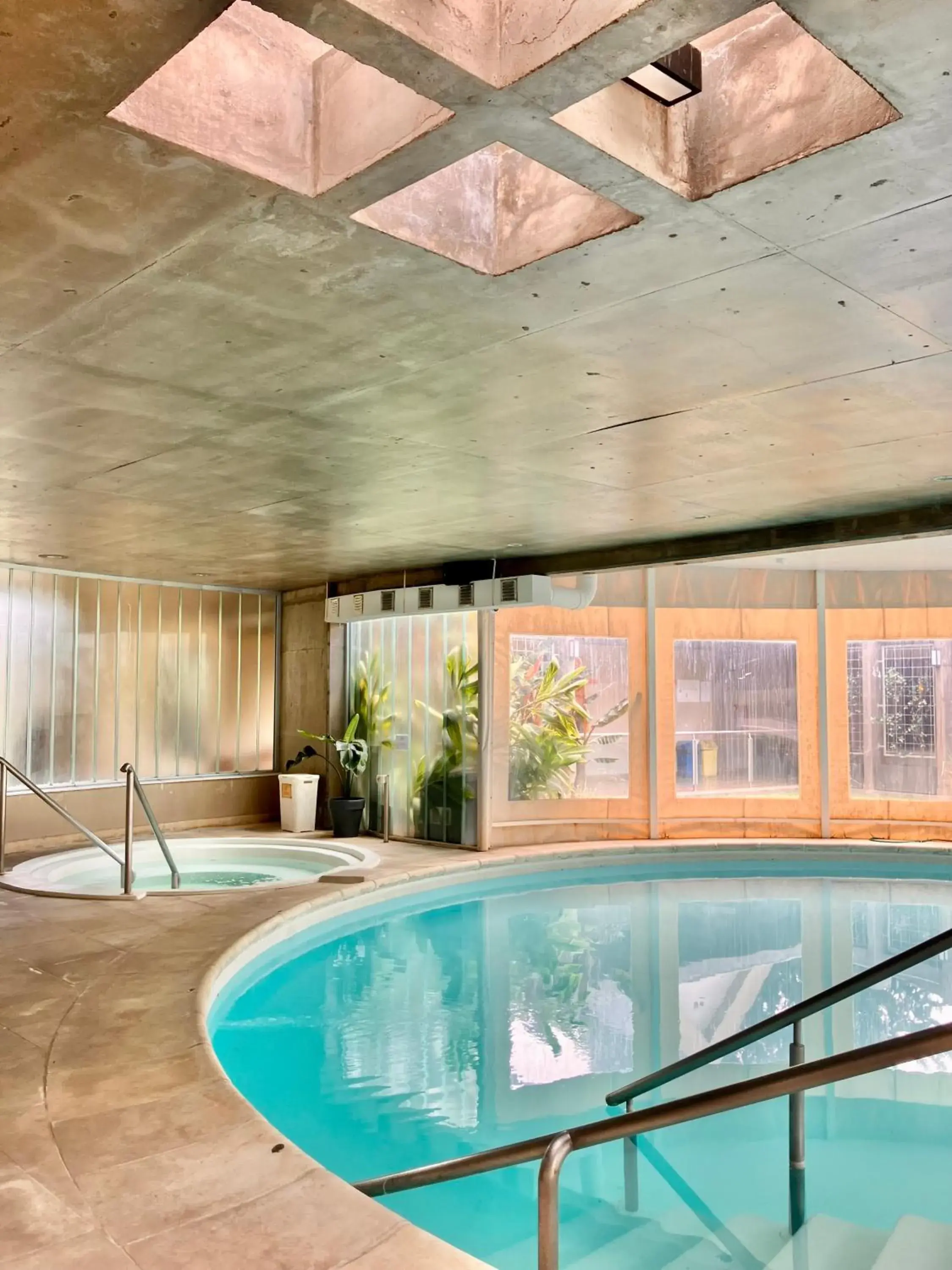 Swimming pool in Howard Johnson Hotel Yerba Buena Swimming pool in Howard Johnson Hotel Yerba Buena