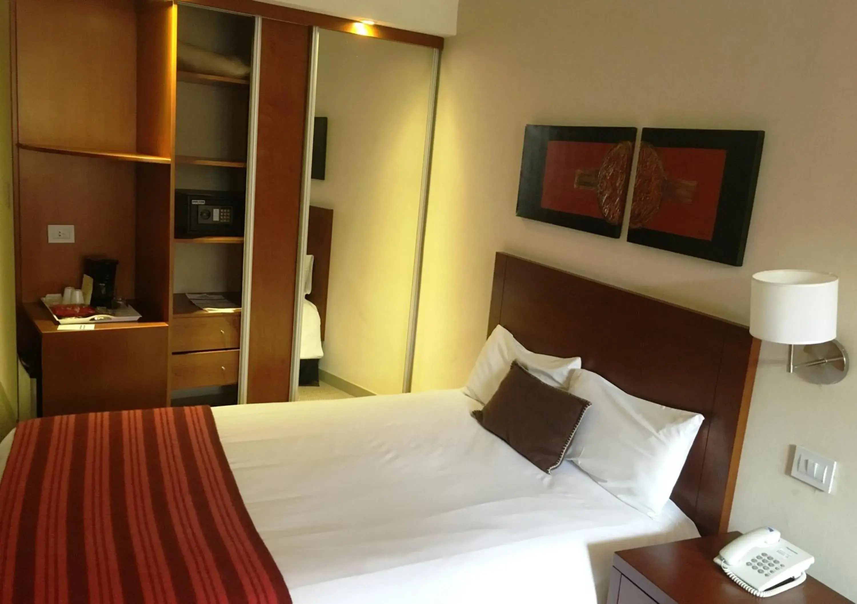 Photo of the whole room, Bed in Howard Johnson Hotel Yerba Buena Photo of the whole room, Bed in Howard Johnson Hotel Yerba Buena