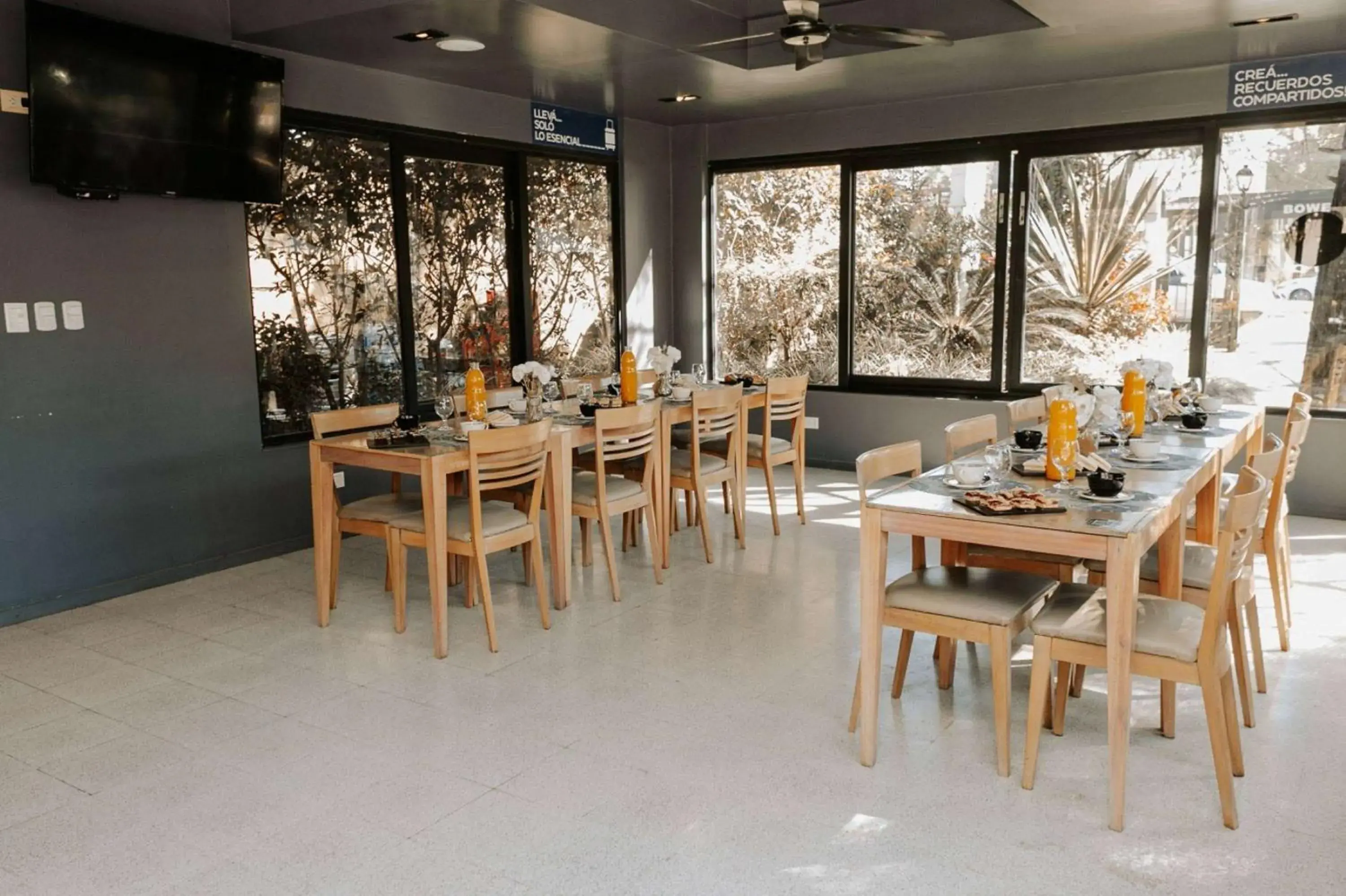 Restaurant/places to eat in Howard Johnson Hotel Yerba Buena Restaurant/places to eat in Howard Johnson Hotel Yerba Buena