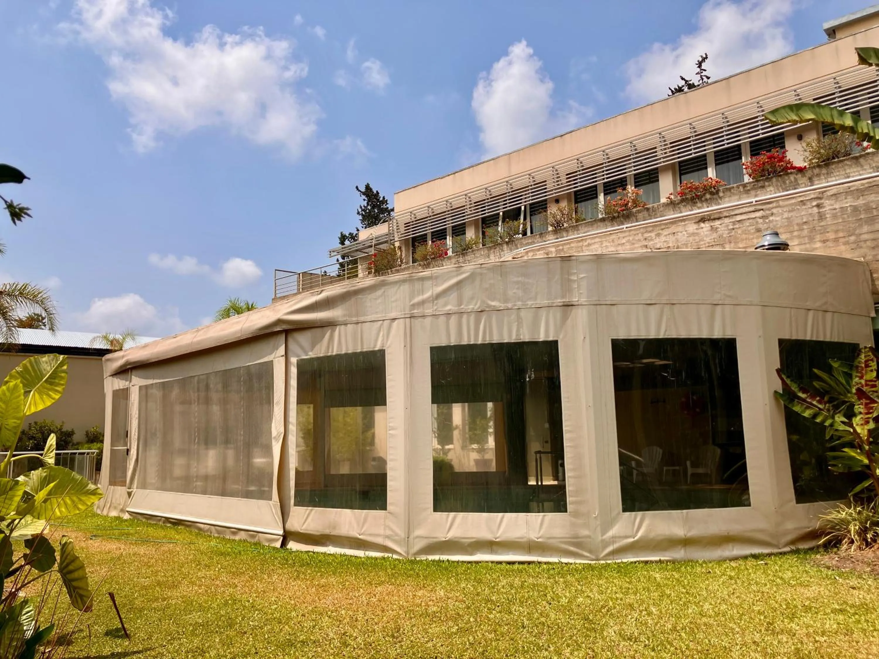 Swimming pool in Howard Johnson Hotel Yerba Buena