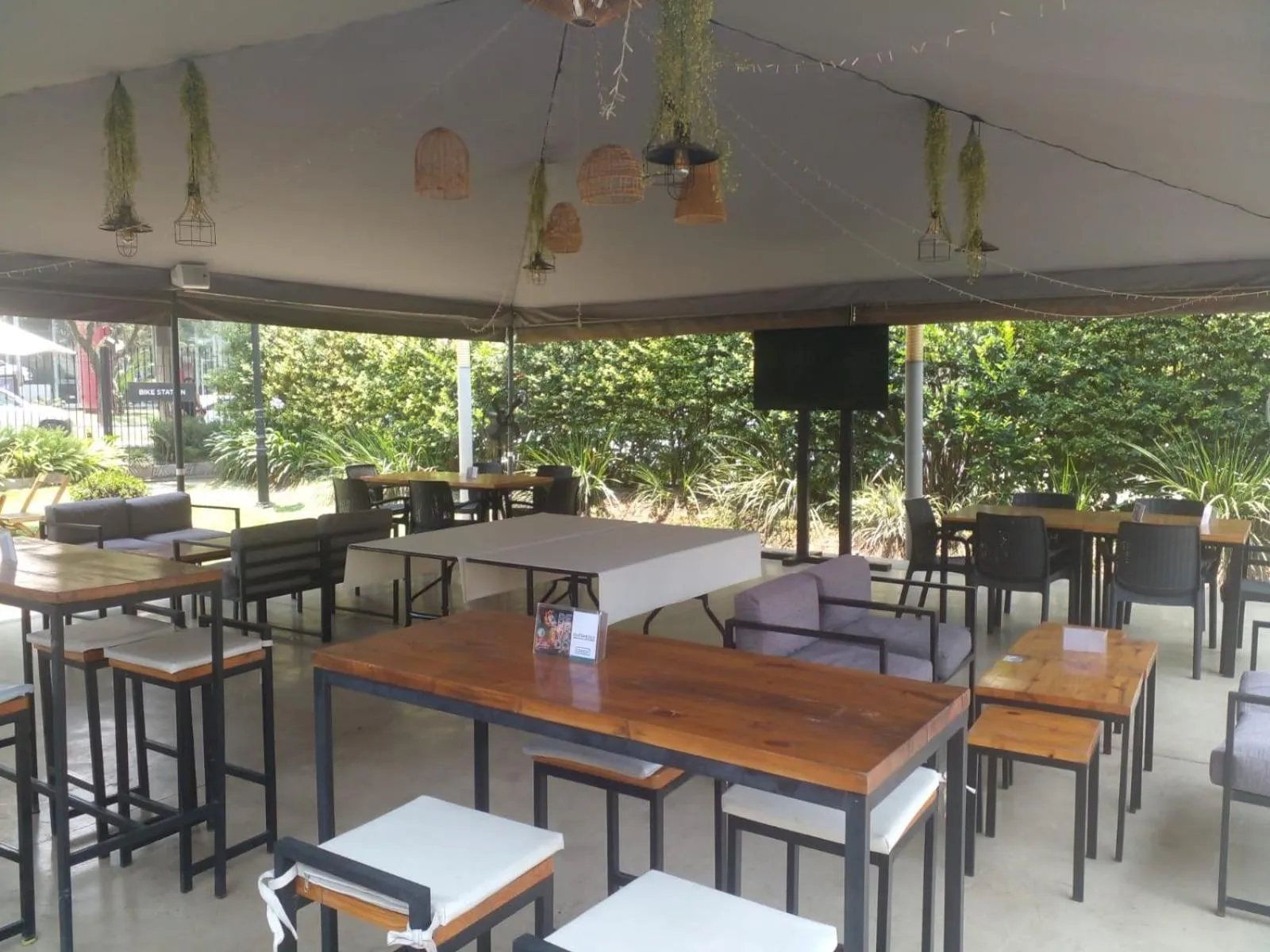 Restaurant/places to eat in Howard Johnson Hotel Yerba Buena