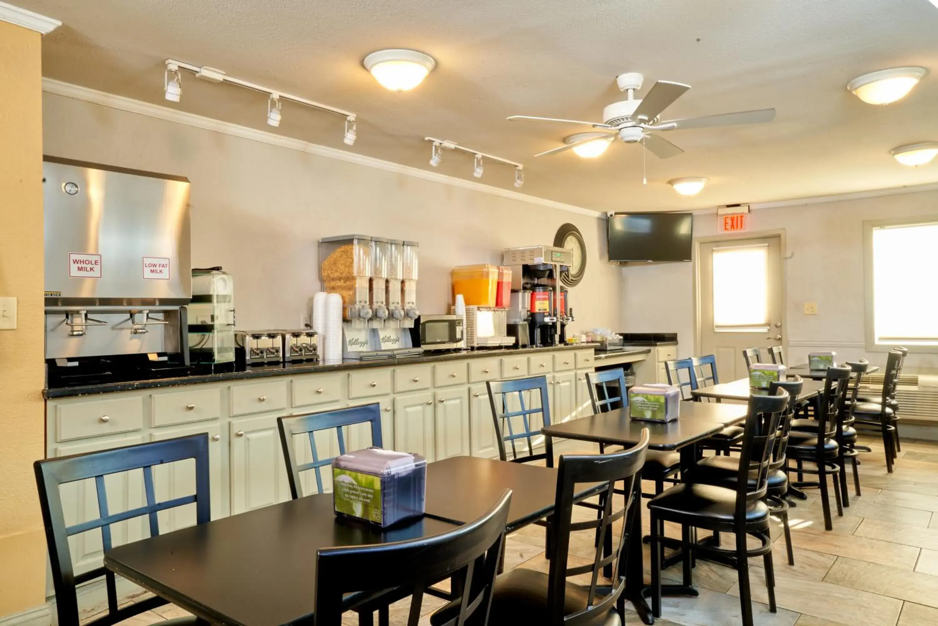 Breakfast in Family Garden Inn & Suites Breakfast in Family Garden Inn & Suites